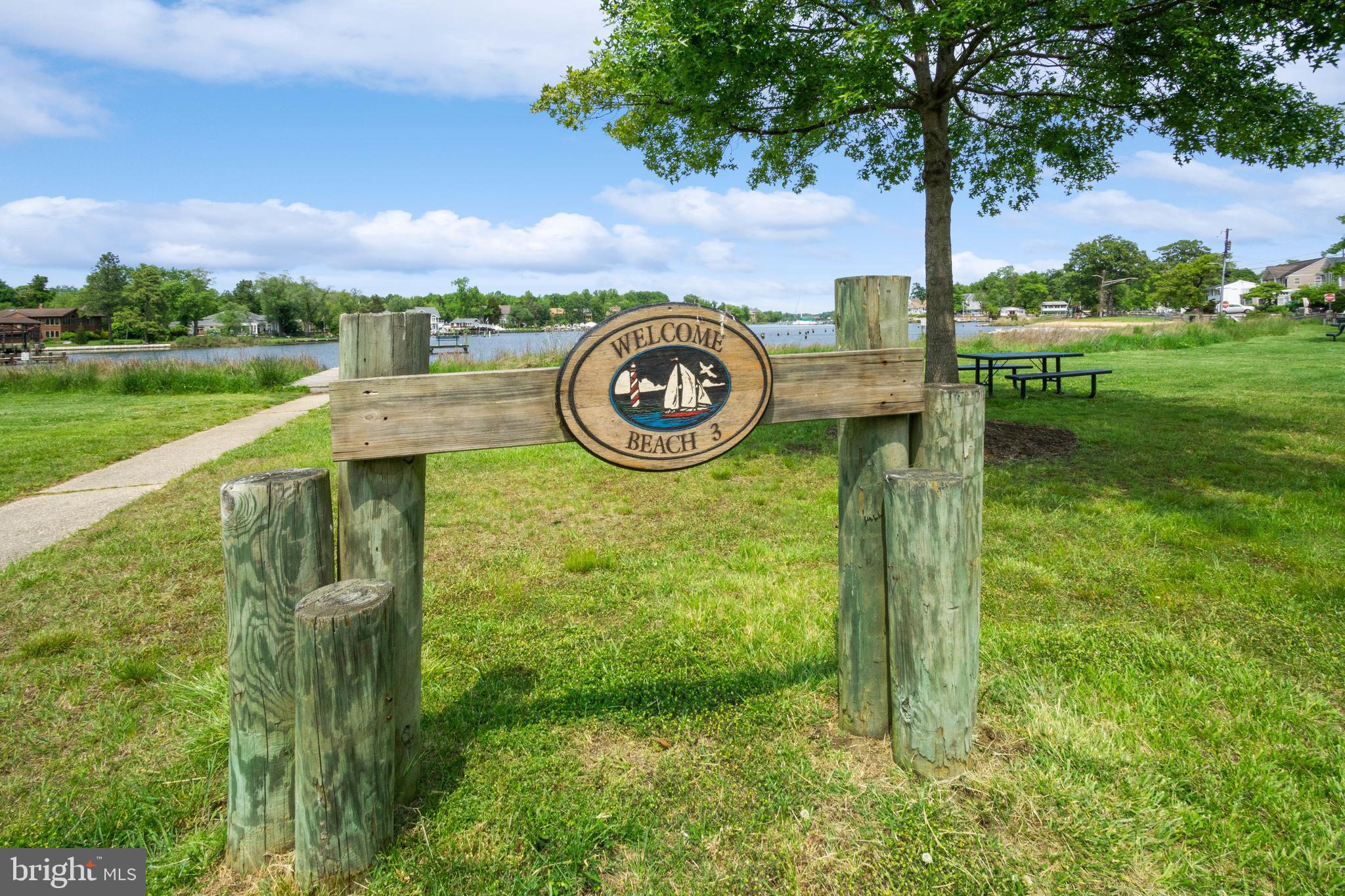 WOODLAND BEACH - Residential