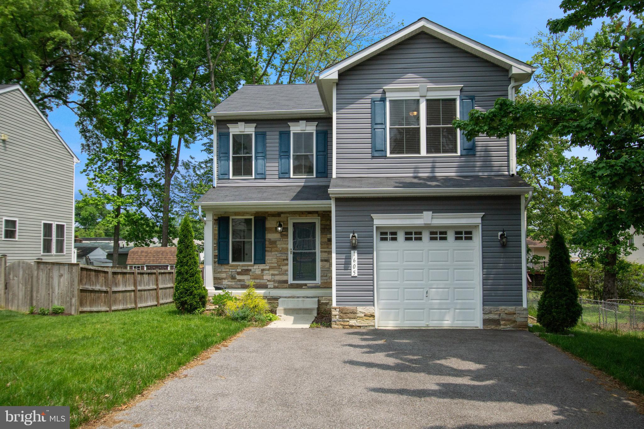 WOODLAND BEACH - Residential