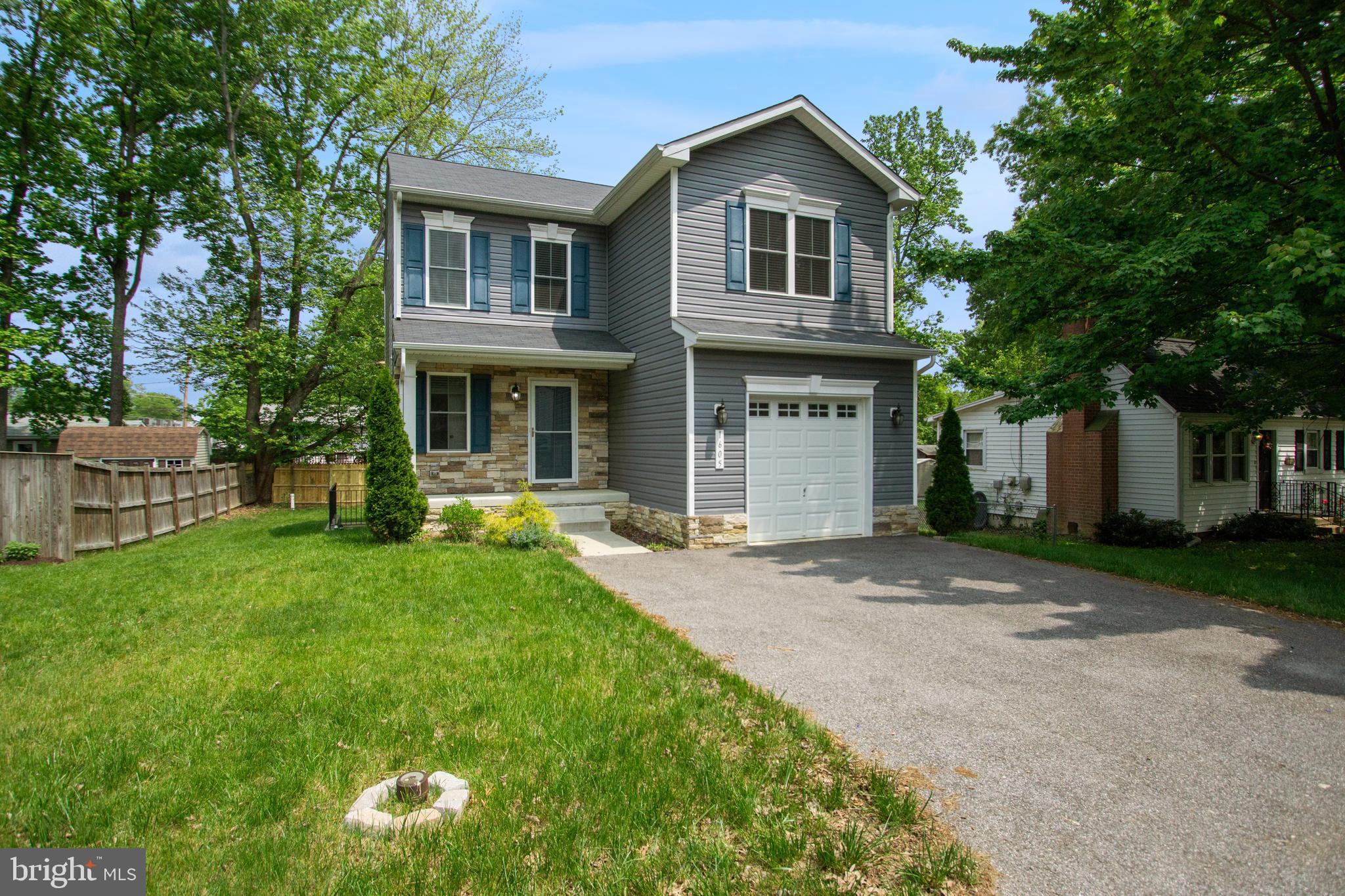 WOODLAND BEACH - Residential