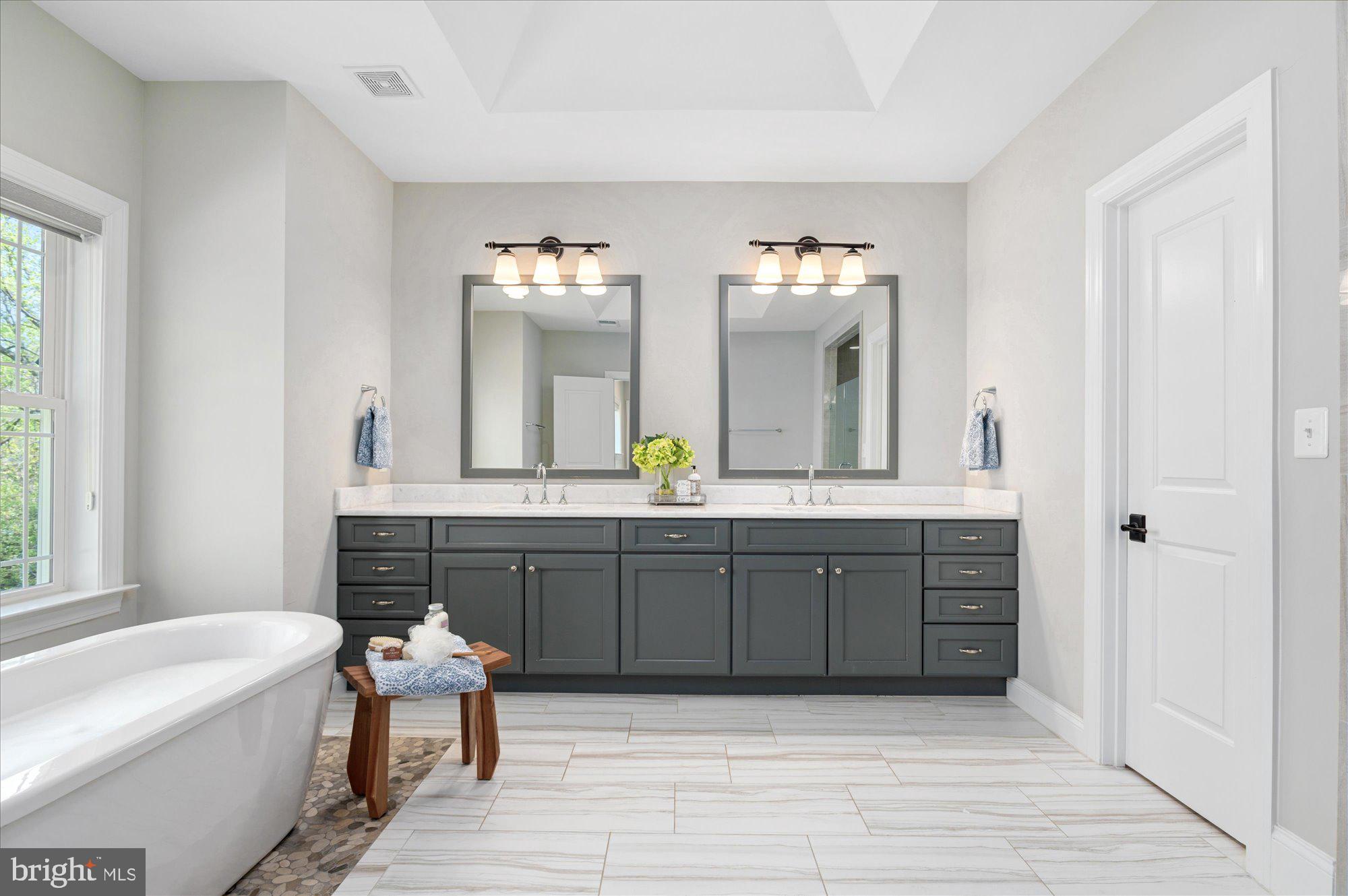 LUXMANOR - Residential