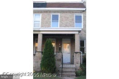 Nice townhouse, needs work. 3rd party authorization required. Please call L/A for showings