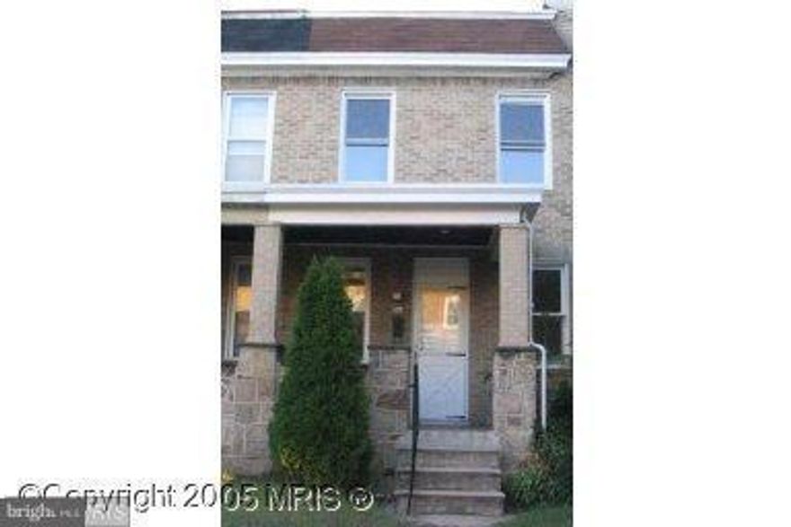 Nice townhouse, needs work. 3rd party authorization required. Please call L/A for showings