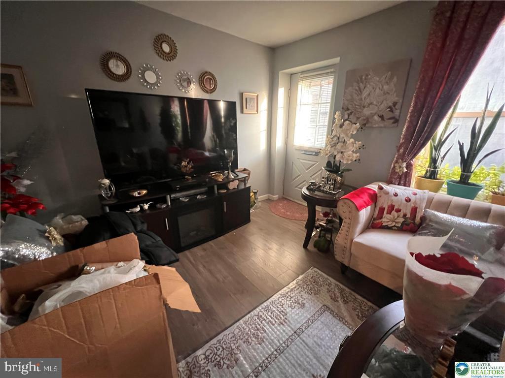 735 LAUFER STREET 737