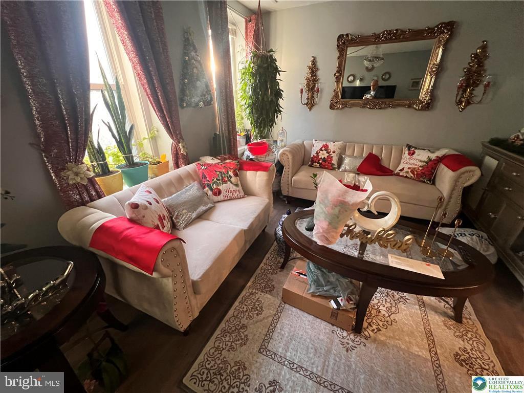 735 LAUFER STREET 737