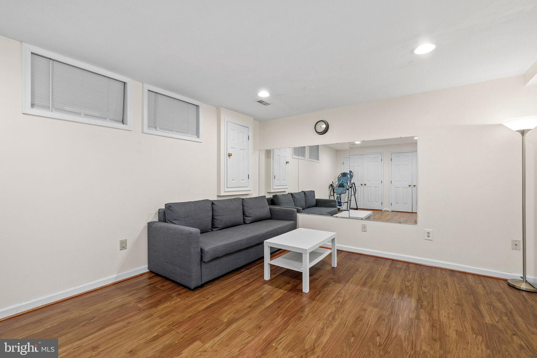 WOODLAND HILLS - Residential