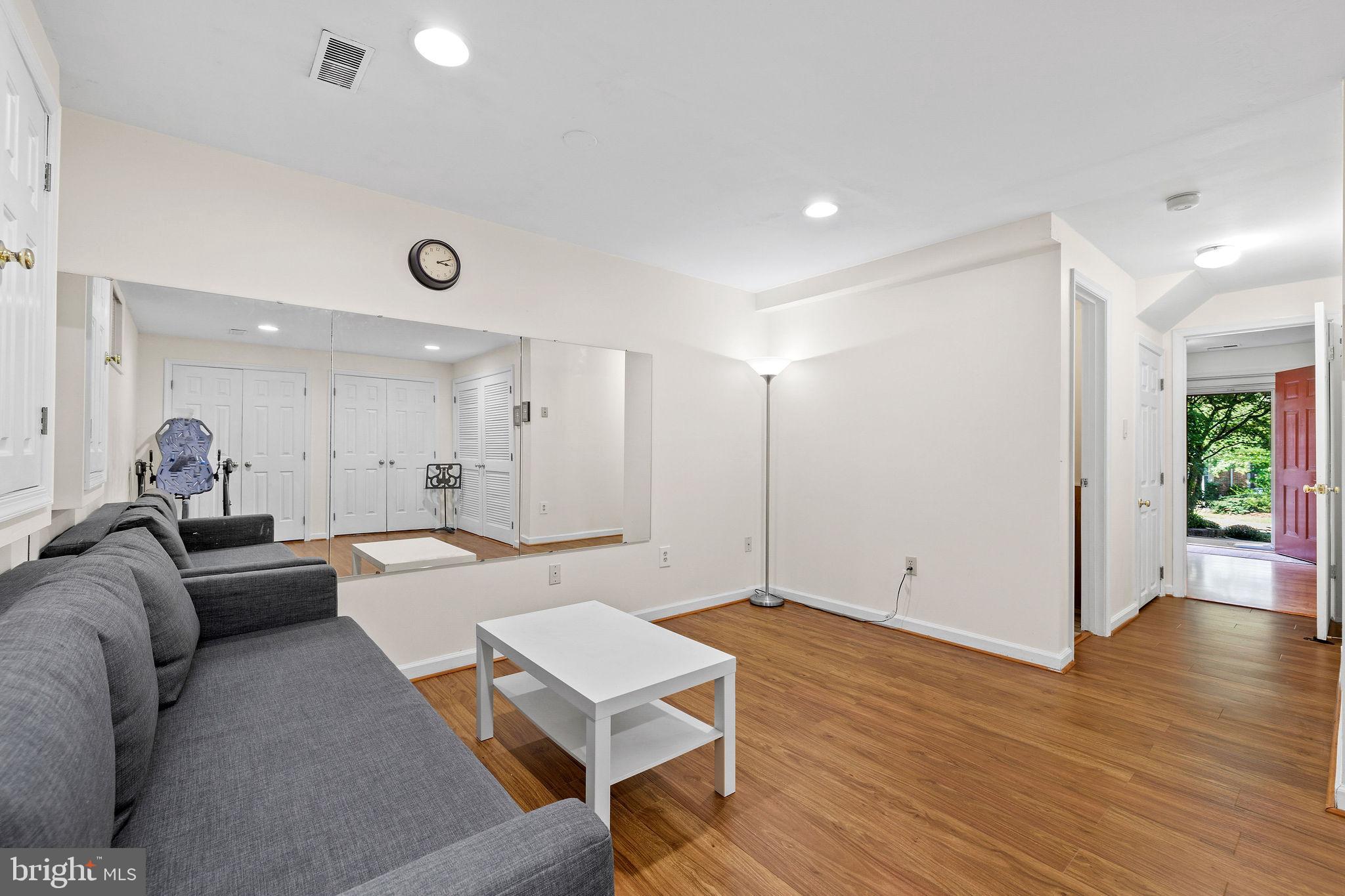 WOODLAND HILLS - Residential