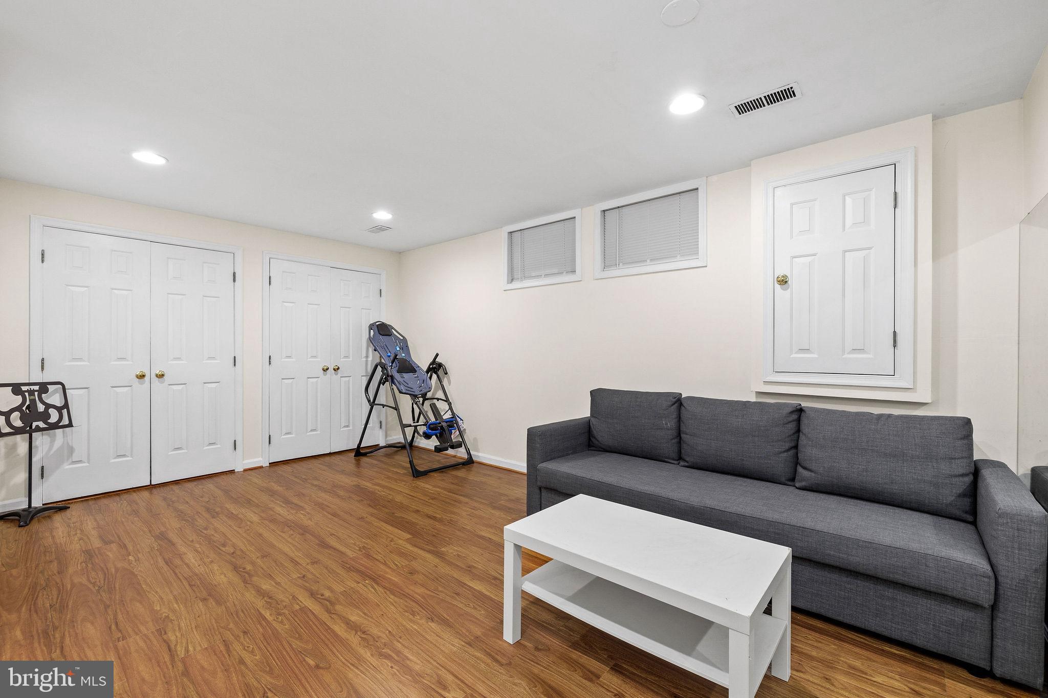 WOODLAND HILLS - Residential