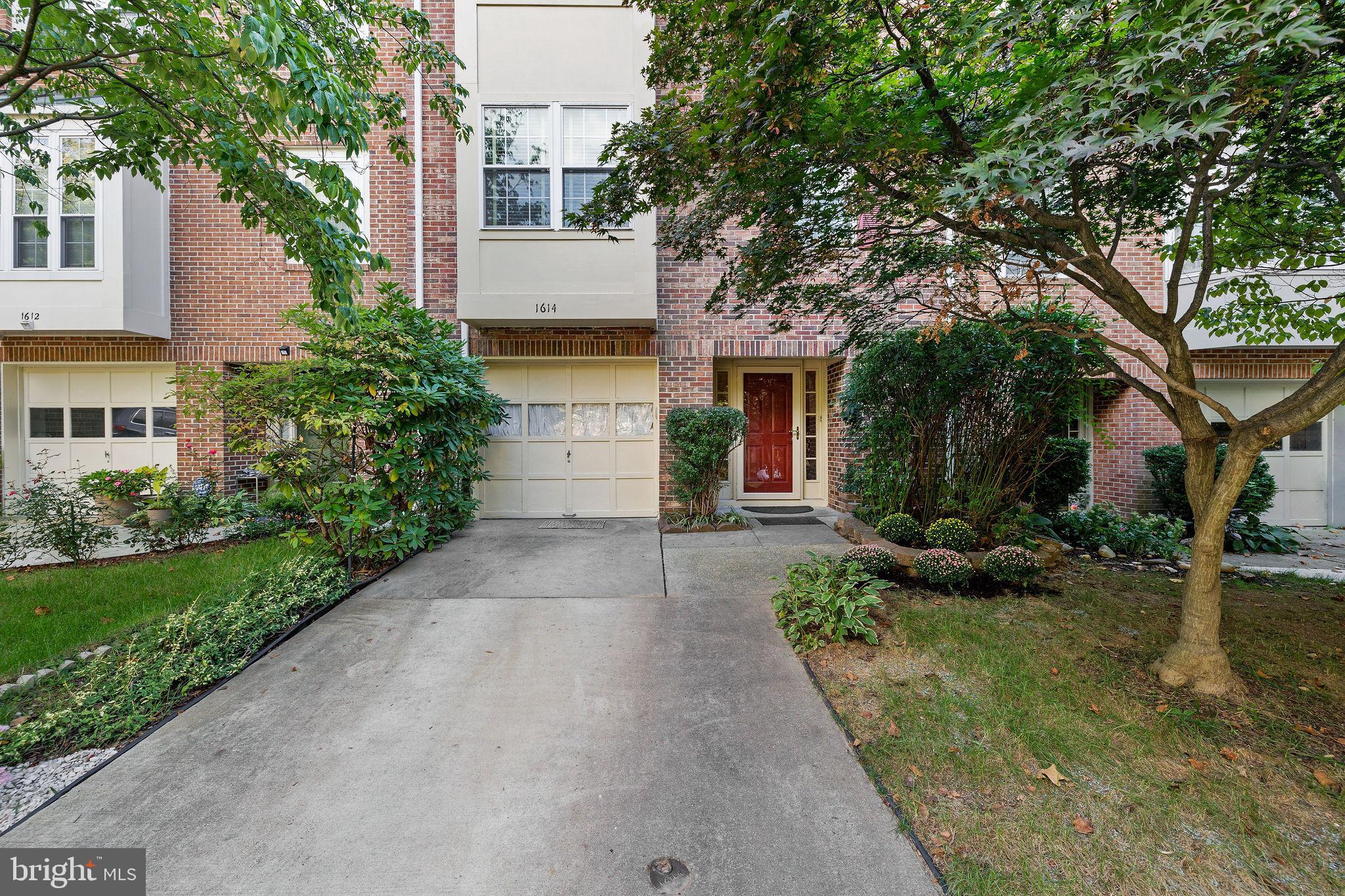 WOODLAND HILLS - Residential