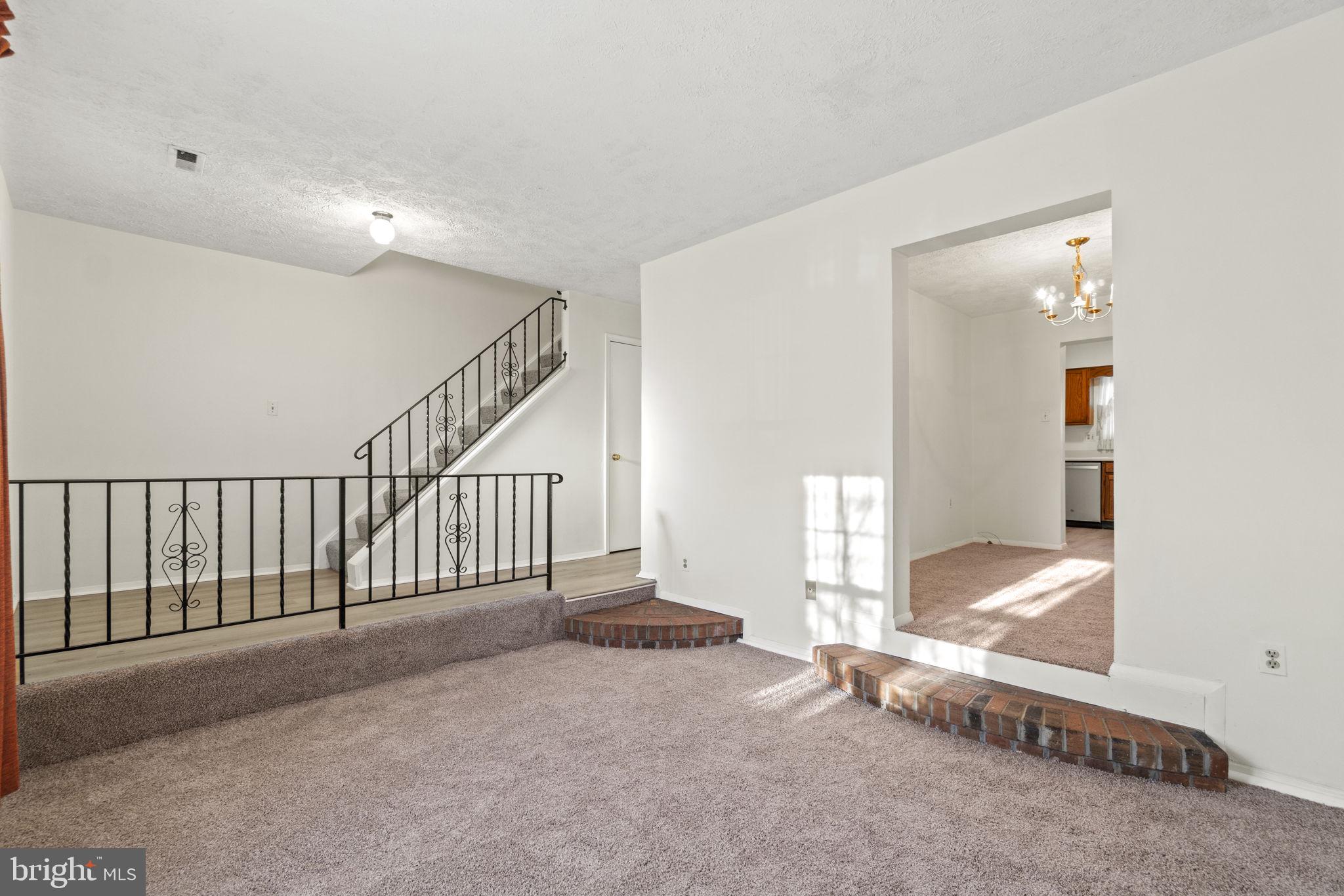 FOUR SEASONS - Residential