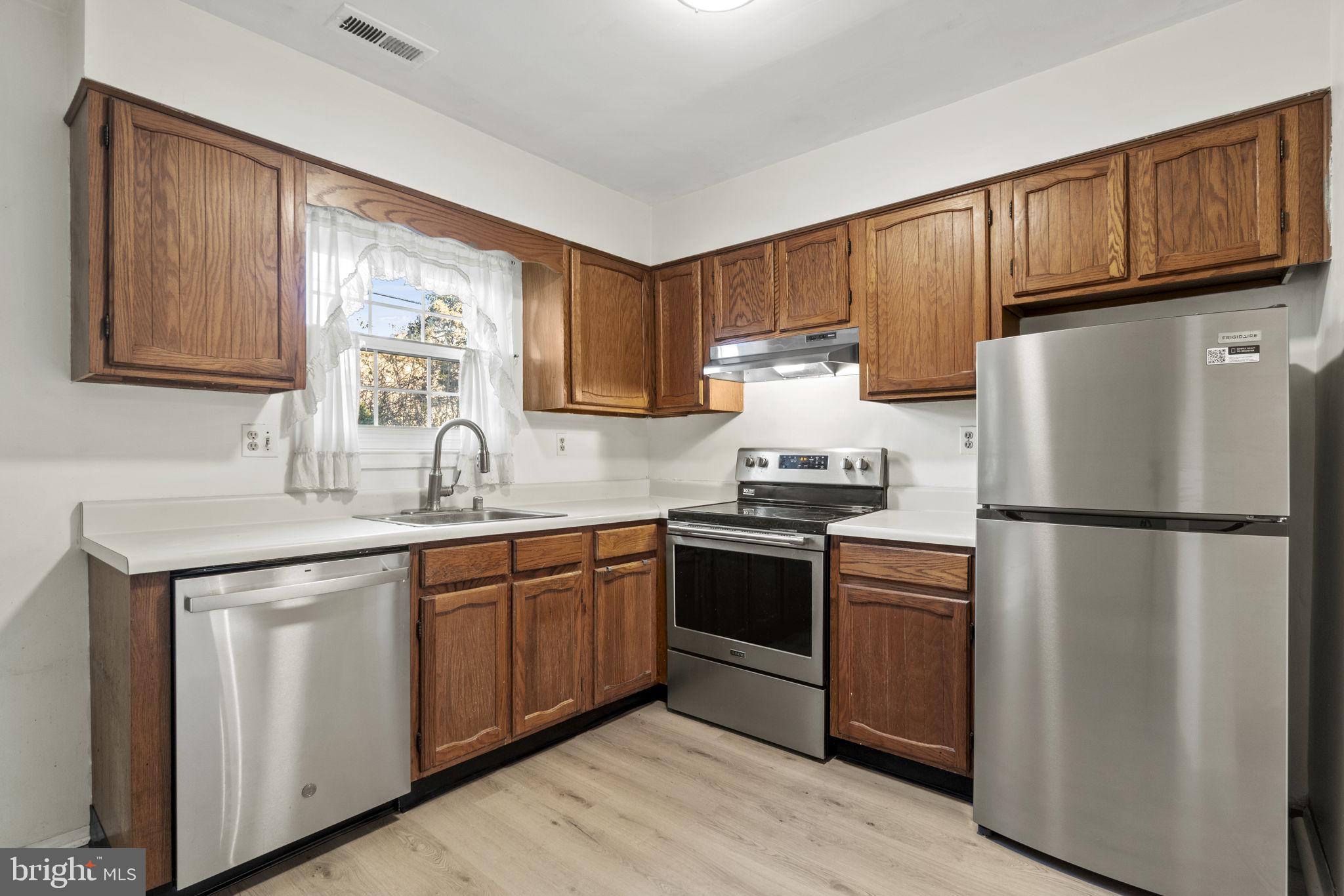 FOUR SEASONS - Residential