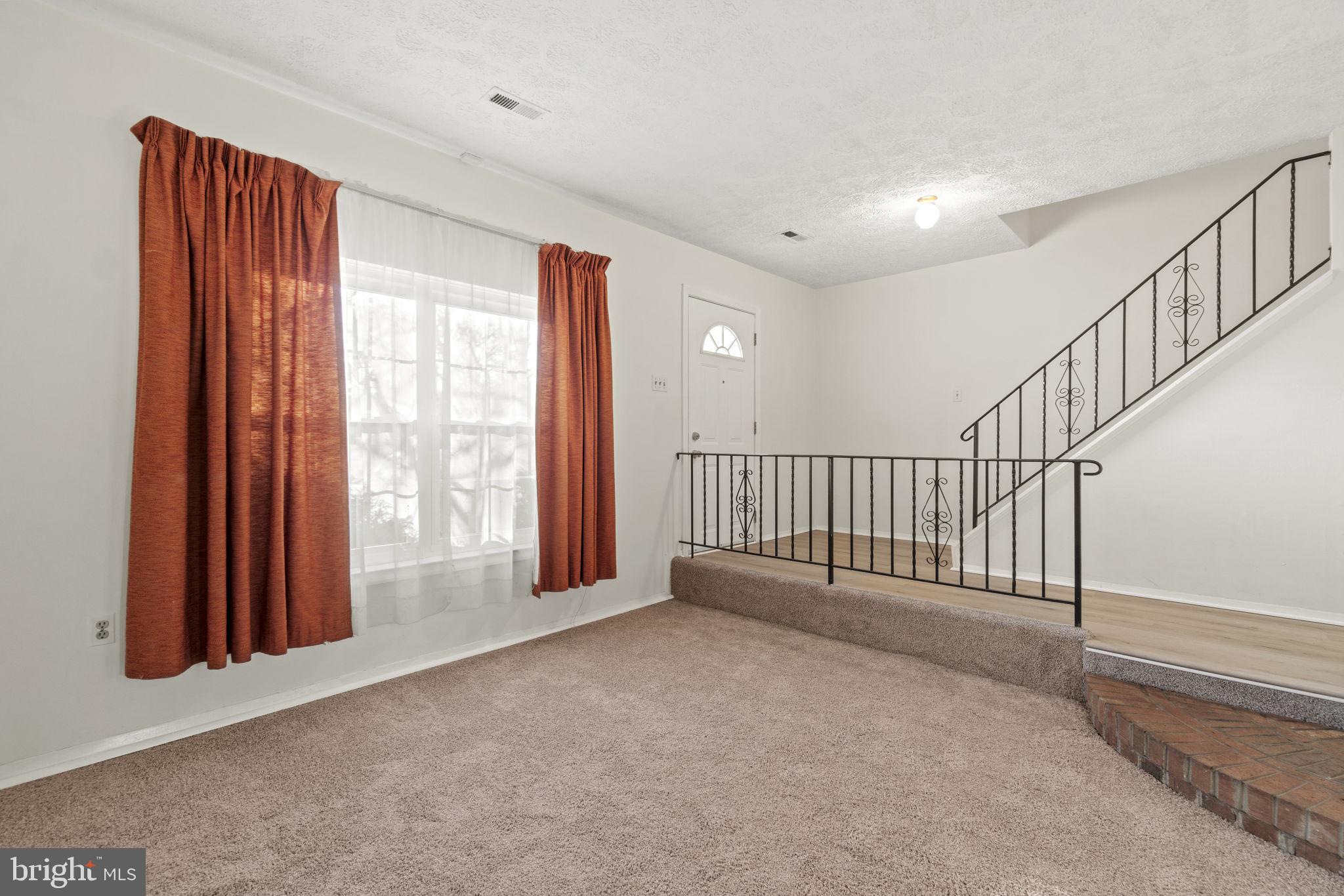 FOUR SEASONS - Residential