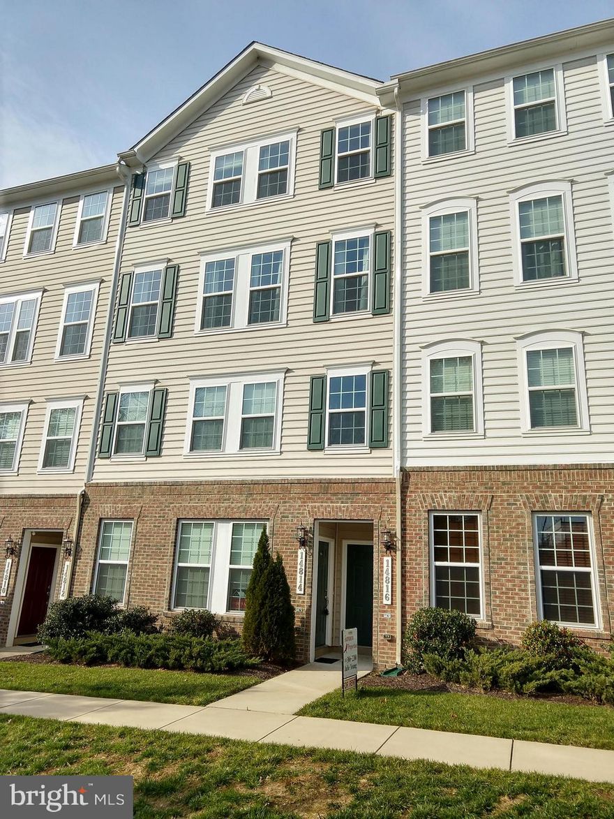 Free rent for remainder of December with 12-month lease signing!Beautiful, sun-filled, open concept living in Woodbridge, close to 95 and public transportation. Three large bedrooms, 2.5 baths, over 2300 sq ft, fresh paint, gourmet kitchen. One car lower level garage as well as neighborhood common parking spots. Close to shopping and commuter routes.