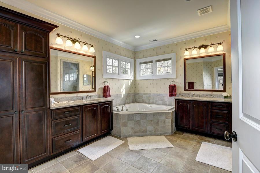 COUNTRY CLUB HILLS - Residential