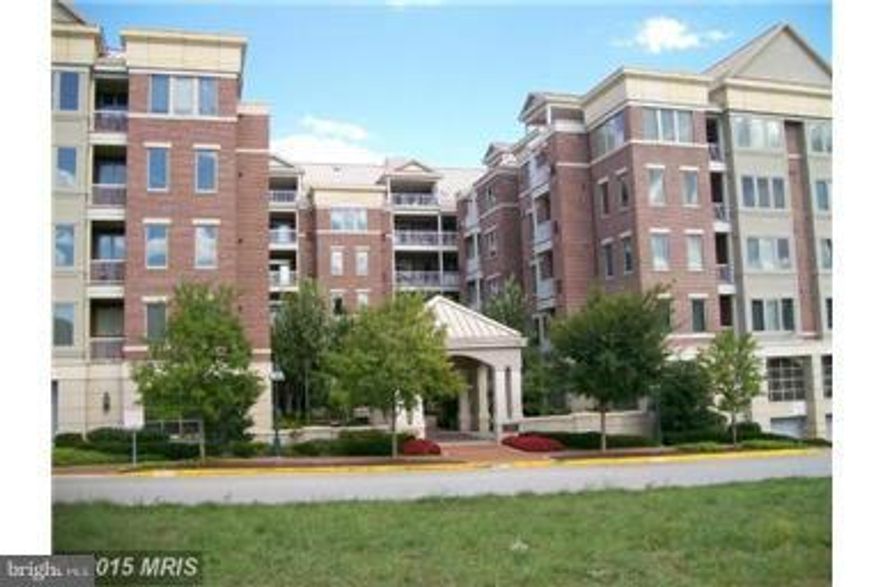 Great 2 Bedroom Condo with 2 Parking Spots in garage. Elevator. All new Hardwood floors, Balcony, Well maintained, Walk to Columbia Mall, Whole foods, The Lake,also Walking & Bike Trails,