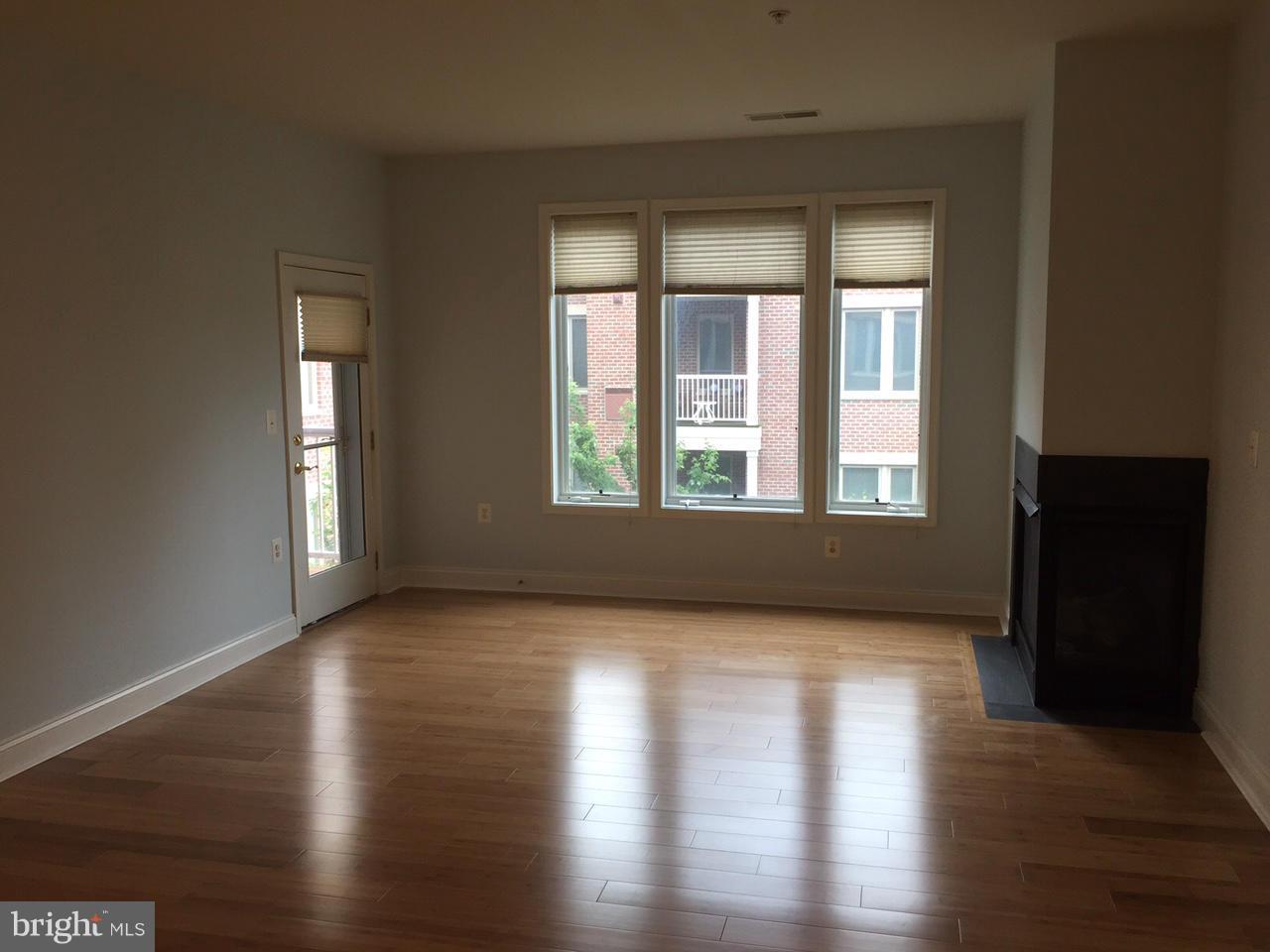 LAKESIDE TOWN CENTRE CONDOMINIUM - Residential Lease