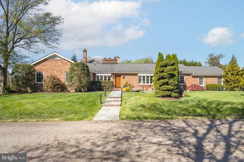 Photo of 9352 Mount Vernon Circle, ALEXANDRIA, VA 22309 (MLS # VAFX2301380)