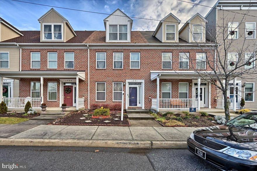 Nestled in the heart of Midtown, this beautifully well maintained townhome is awaiting its second owner. Location is a few blocks from downtown shopping, restaurants, and many other social activities. This home is move in ready and offers Forced Air Natural Gas Heat, Central Air, and Off Street Parking.