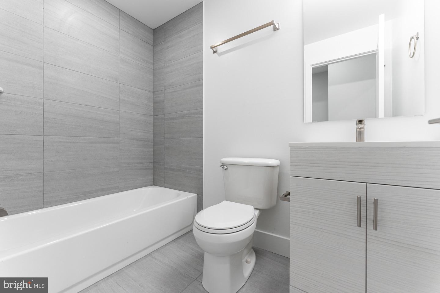 PORT RICHMOND - Residential Lease