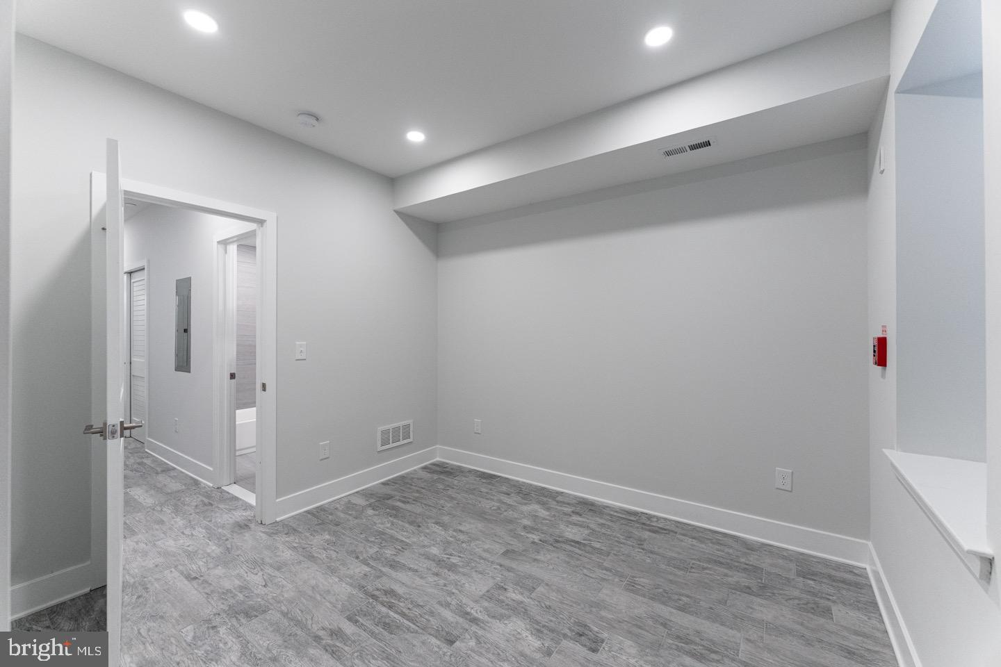 PORT RICHMOND - Residential Lease