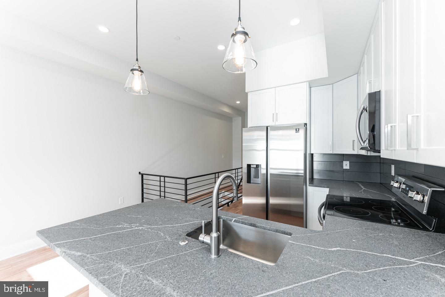 PORT RICHMOND - Residential Lease