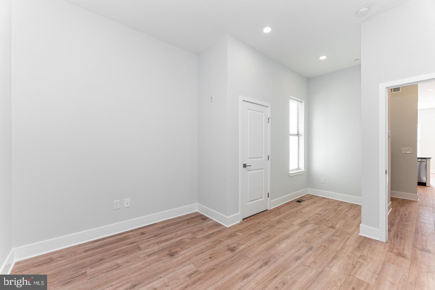 PORT RICHMOND - Residential Lease