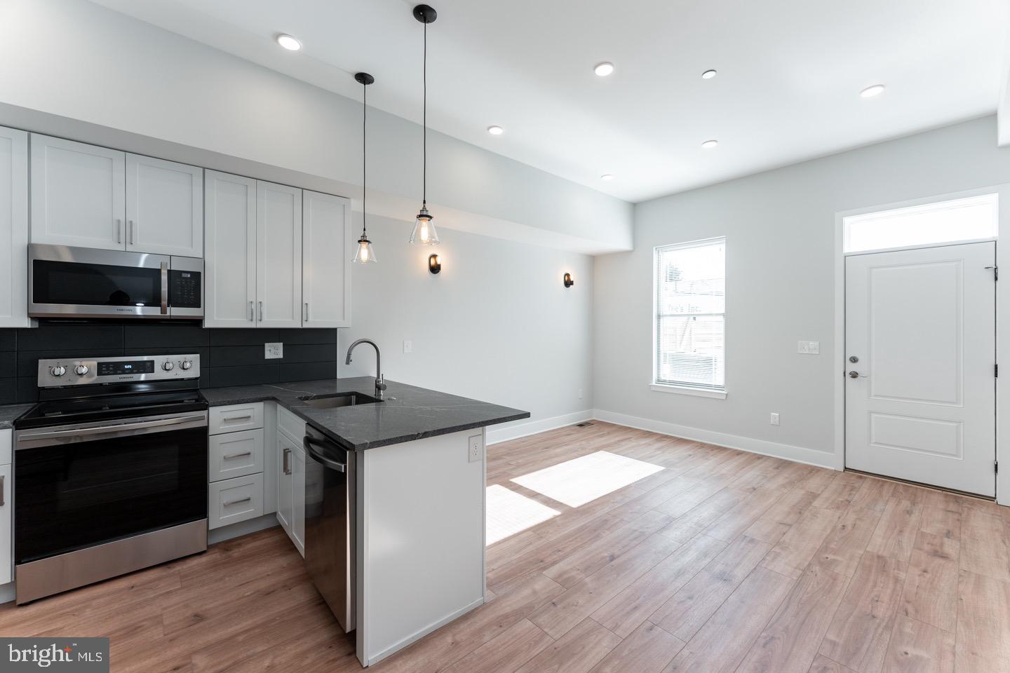 PORT RICHMOND - Residential Lease