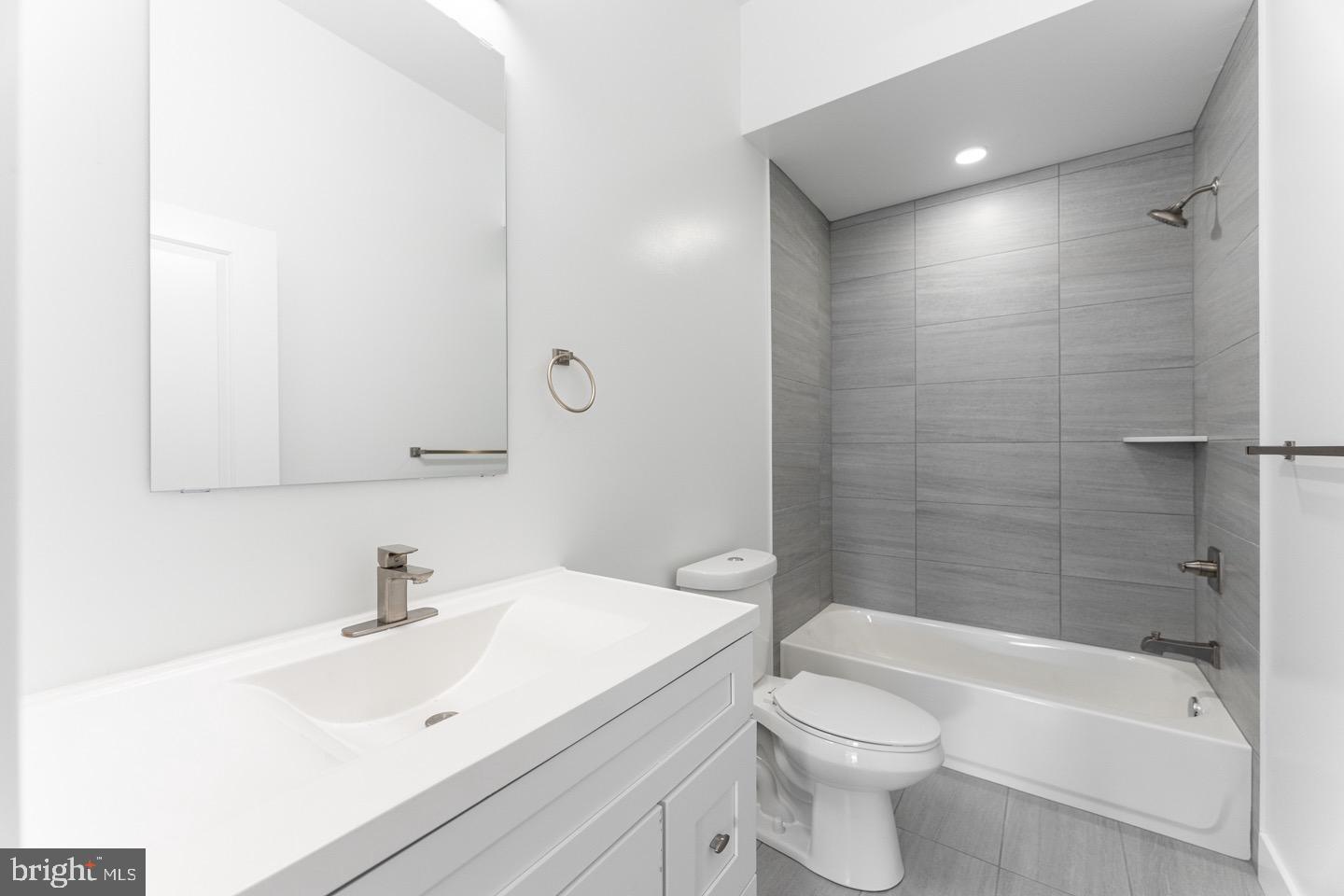 PORT RICHMOND - Residential Lease