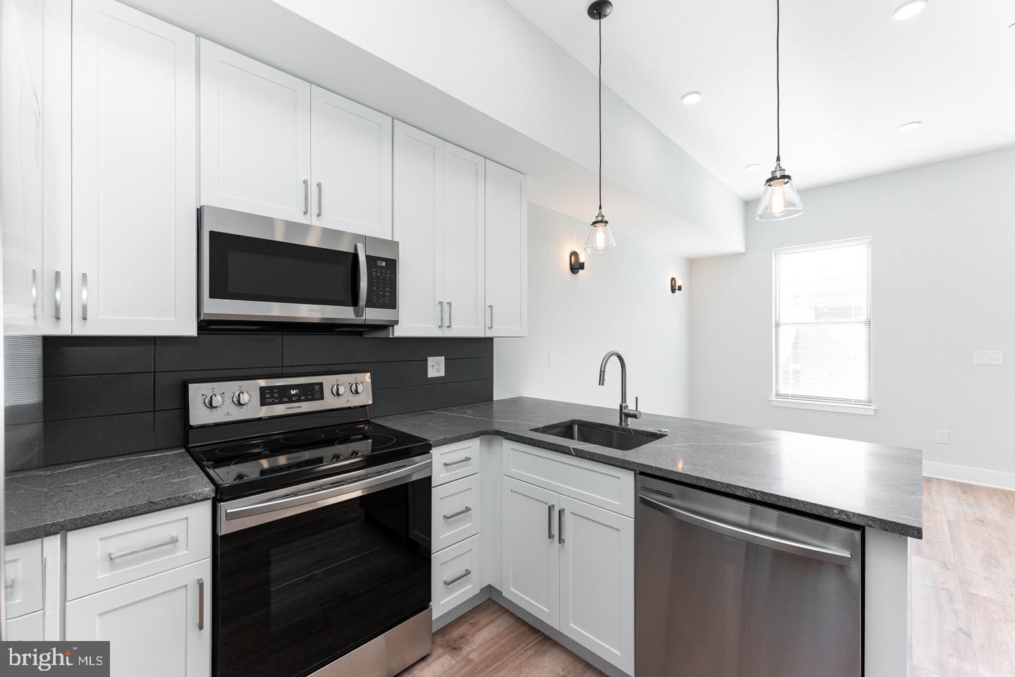 PORT RICHMOND - Residential Lease