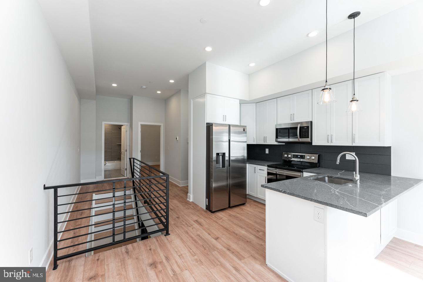 PORT RICHMOND - Residential Lease