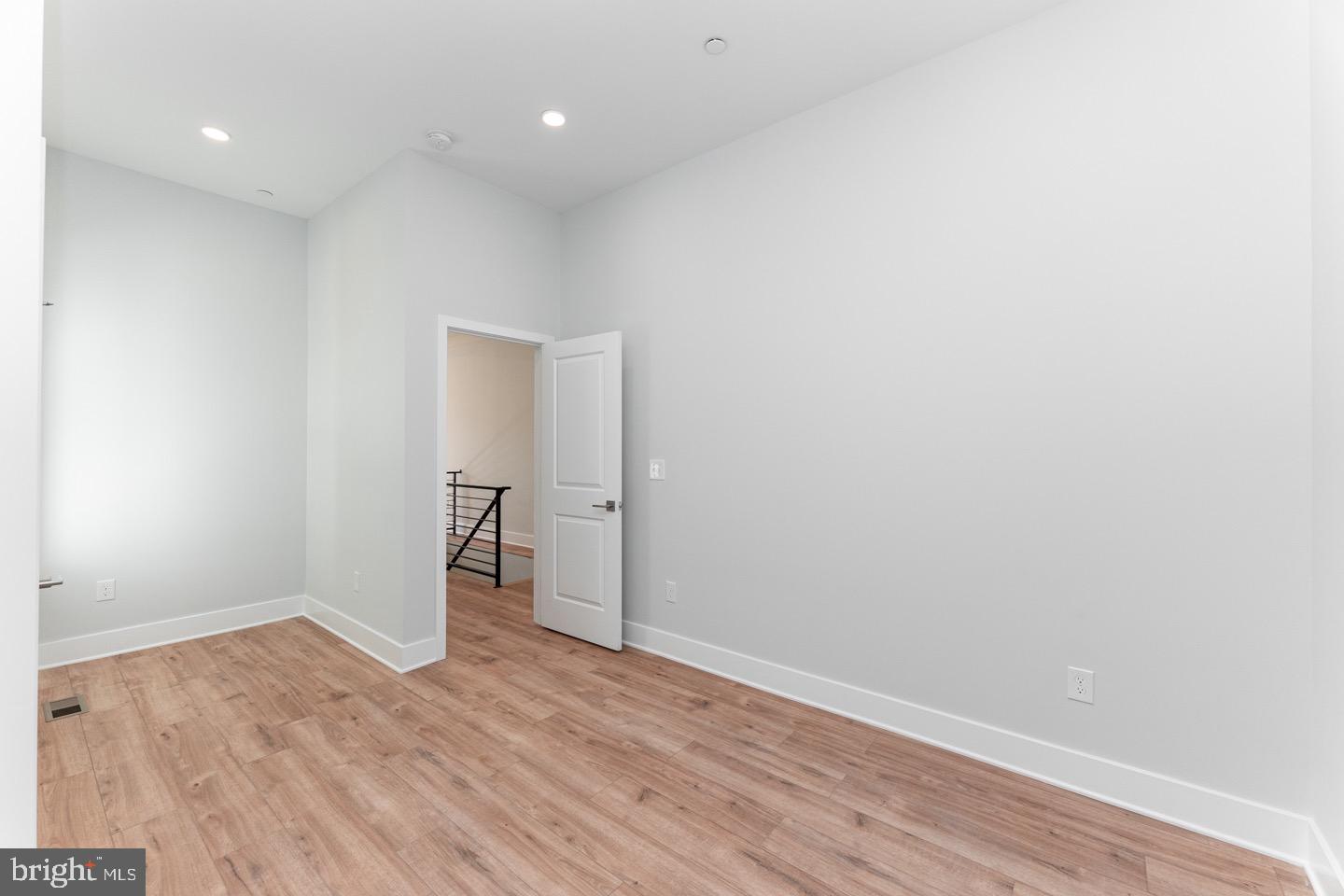 PORT RICHMOND - Residential Lease