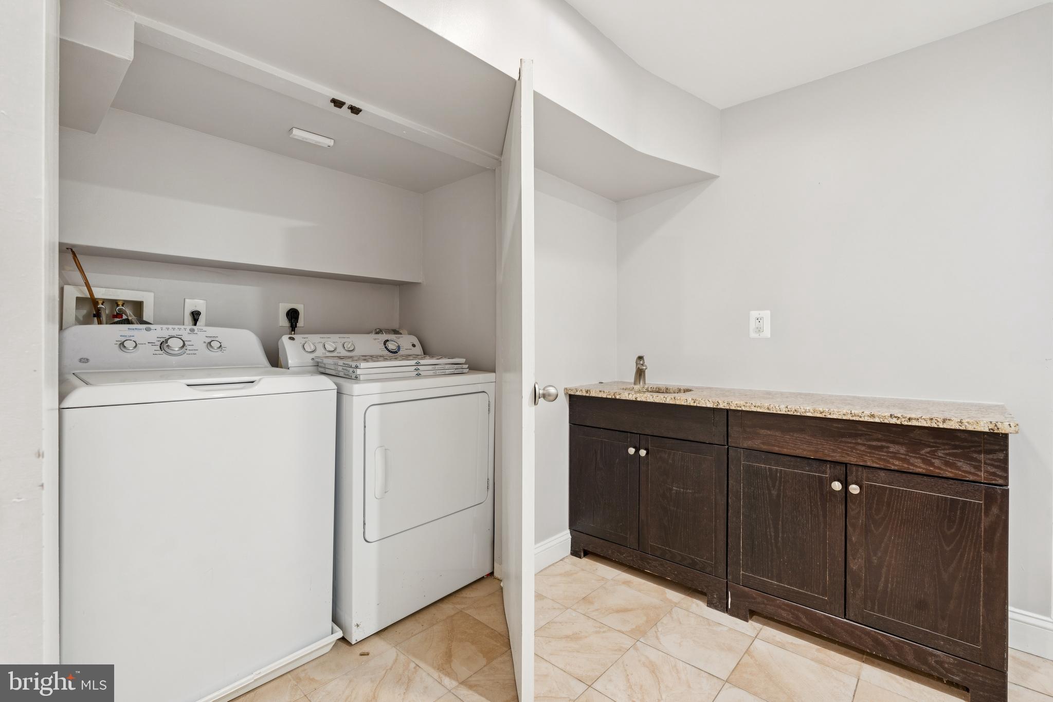 GREEKTOWN - Residential Lease