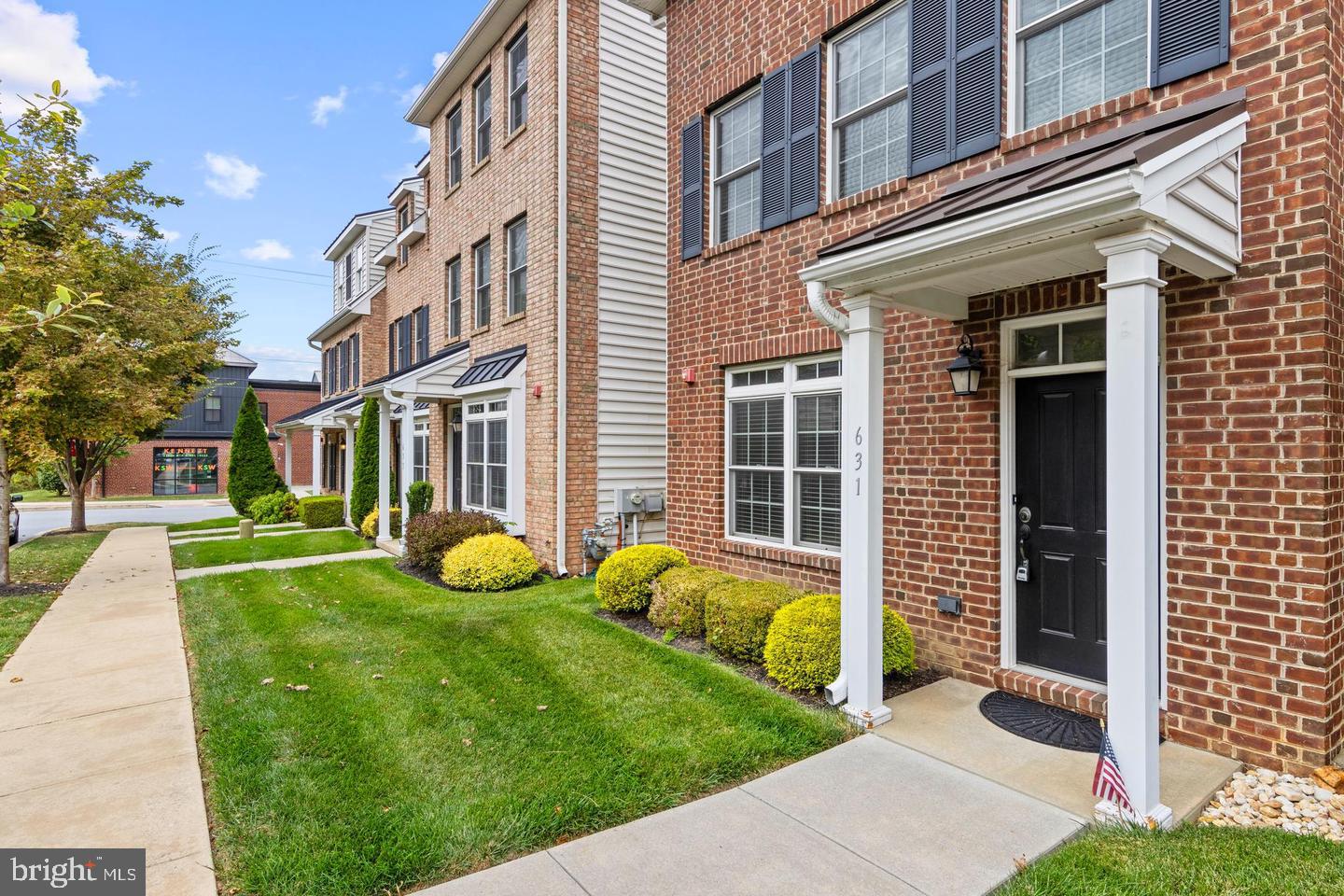 631 W MAGNOLIA COURT