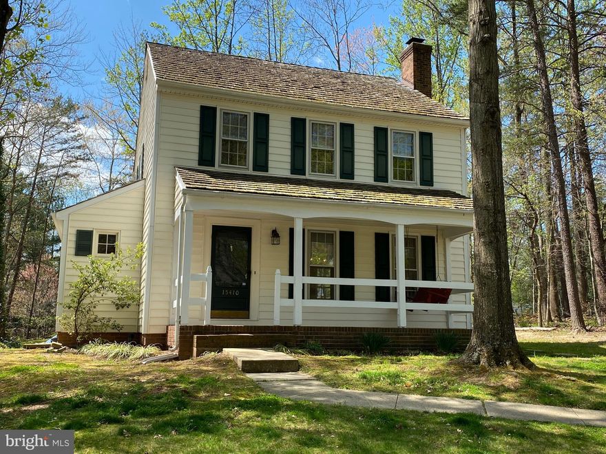 Great home located on cul-de-sac.  Large front porch, gleaming hardwood floors, wood burning fireplace in living room.  Large eat in kitchen, bright and light filled, fully finished basement with full bath.  Large flat backyard.  All the amenities of Montclair - three beaches, 108ac lake, tot lots and more.