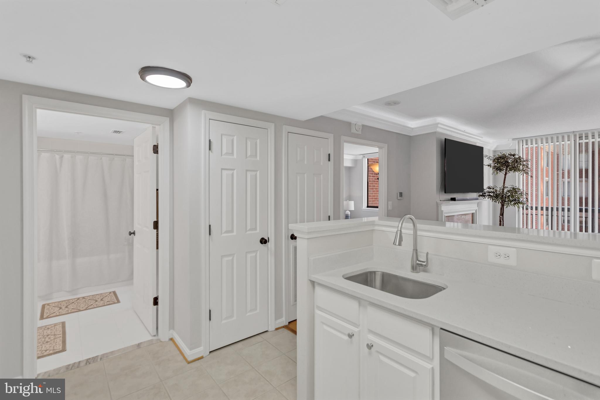 LEXINGTON SQUARE - Residential