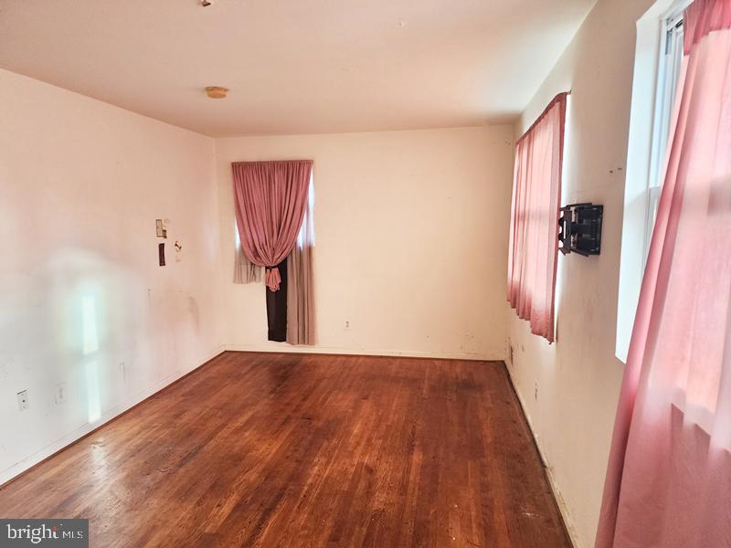 ROYALE GARDENS - Residential