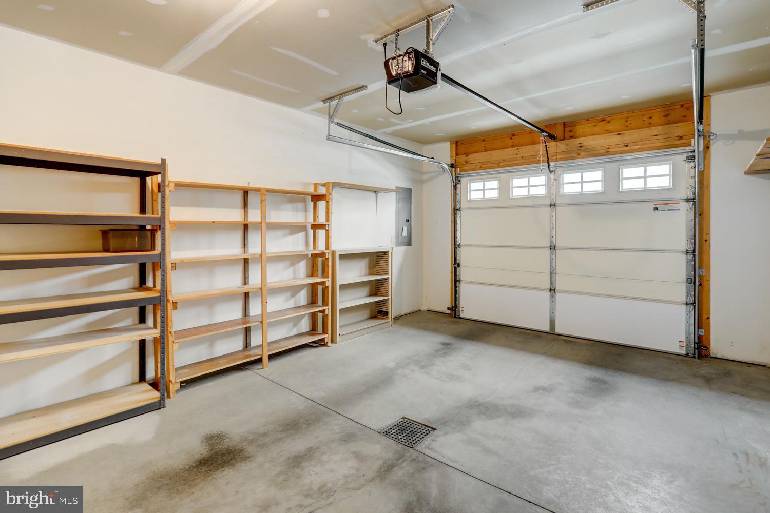 SUMMIT POINTE AT ELM TREE - Residential