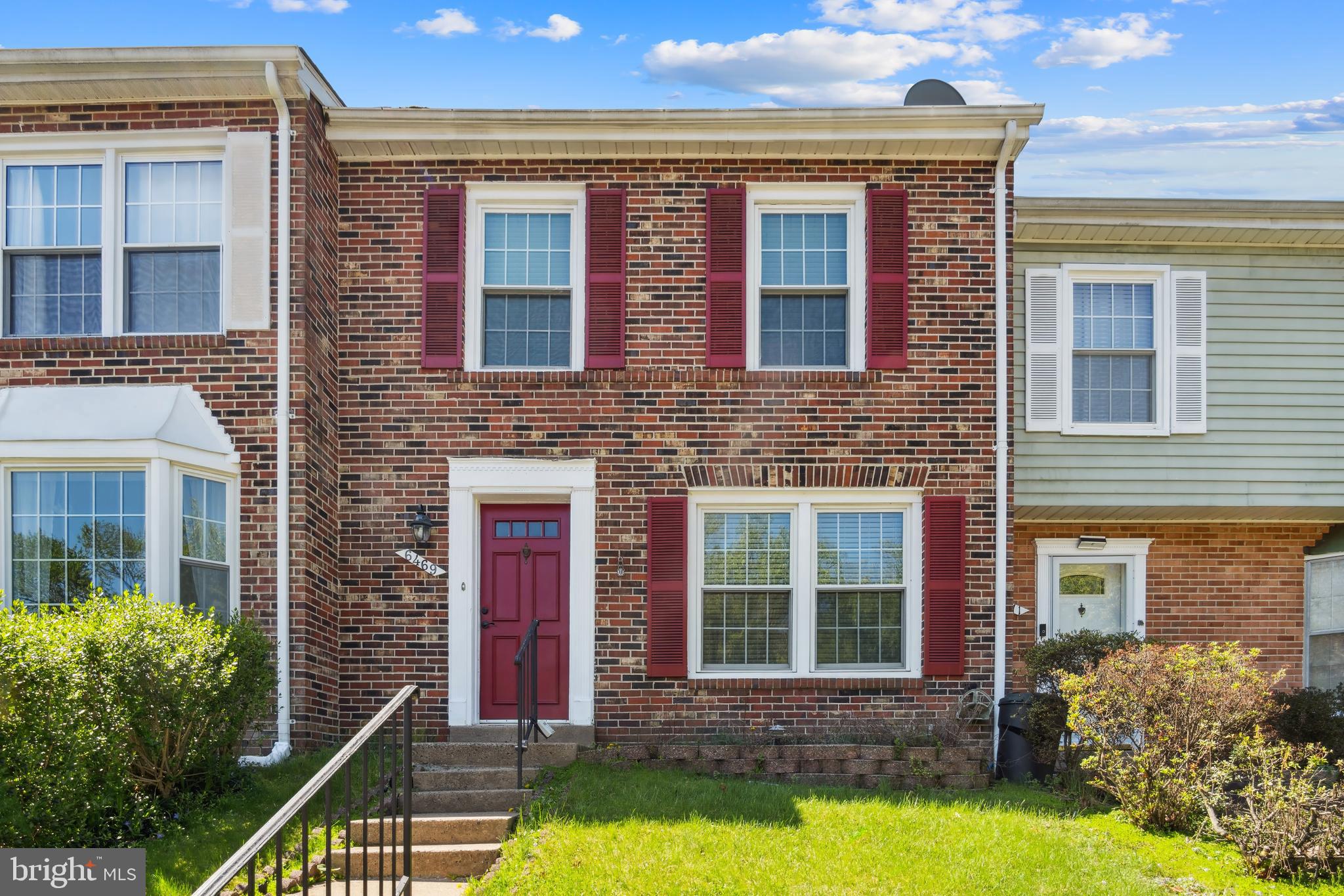 Very good location and condition townhouse in Windsor Park neighborhood. 3 level 3BR and 2.5BA. Totally renovated with new paint, new floor, new lights, new appliances, new HVAC. Fully fenced backyard. Closed to the Franconia-Springfield Metro and Springfield Town Center.