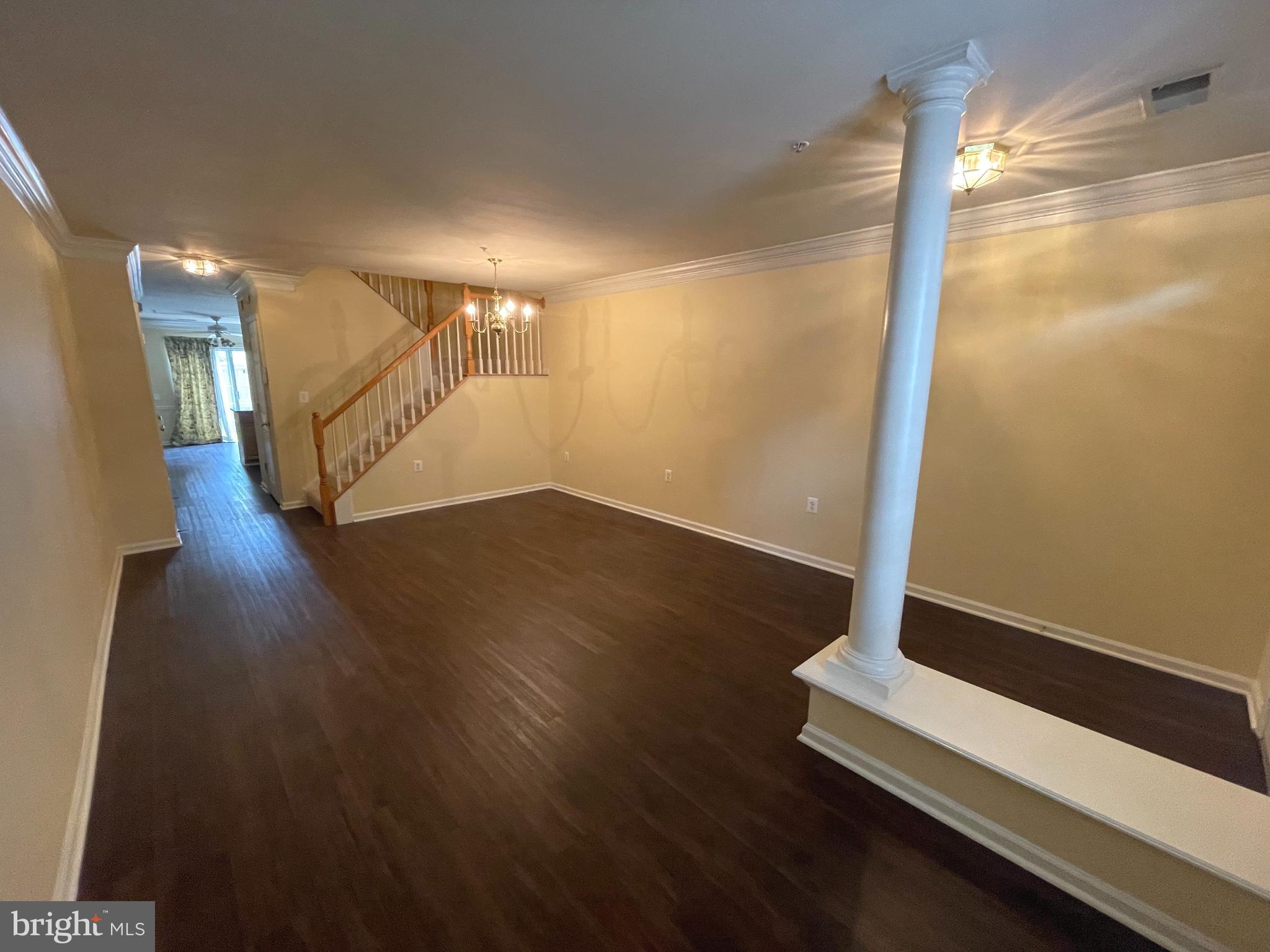 1306 ROUNDHOUSE LANE