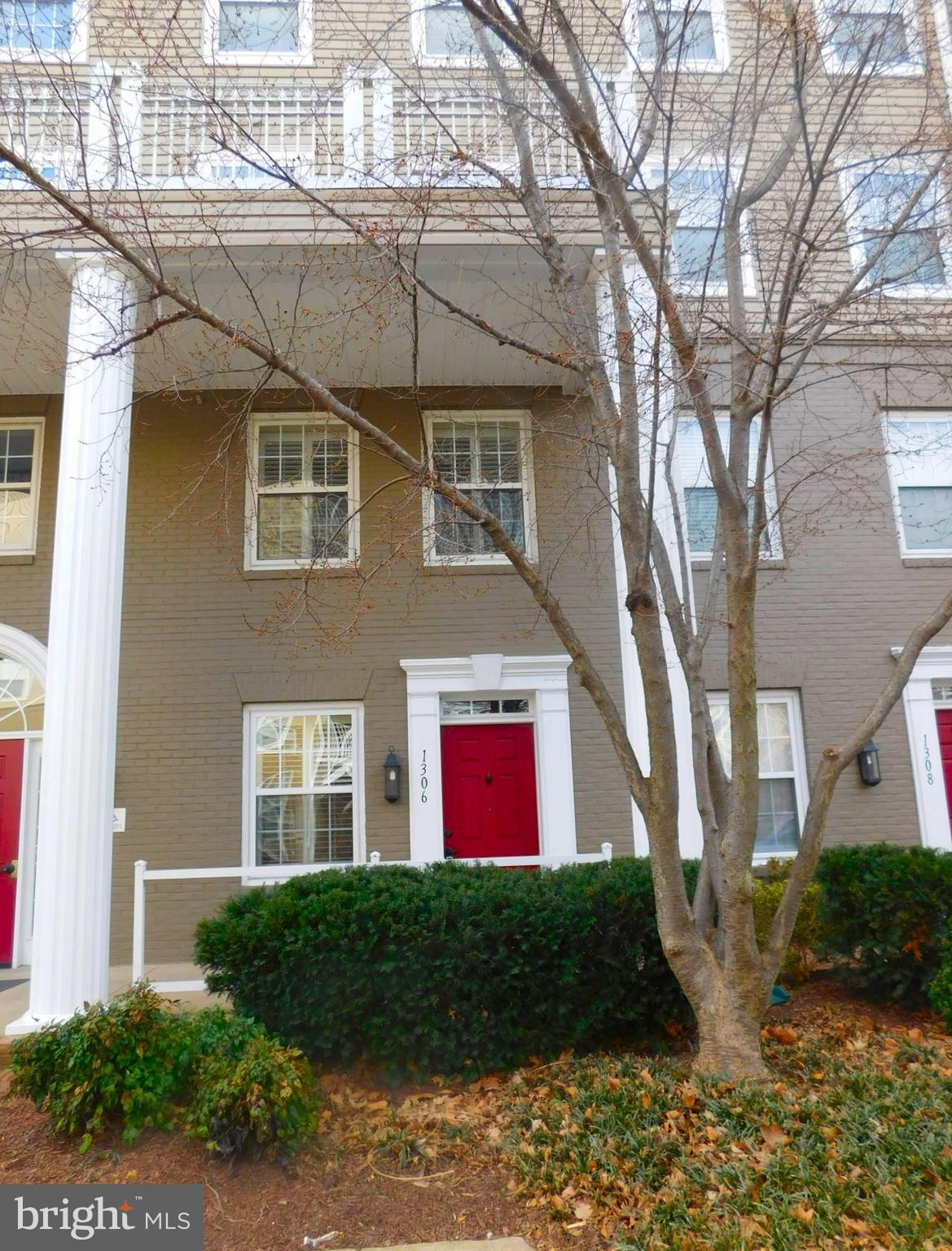 1306 ROUNDHOUSE LANE