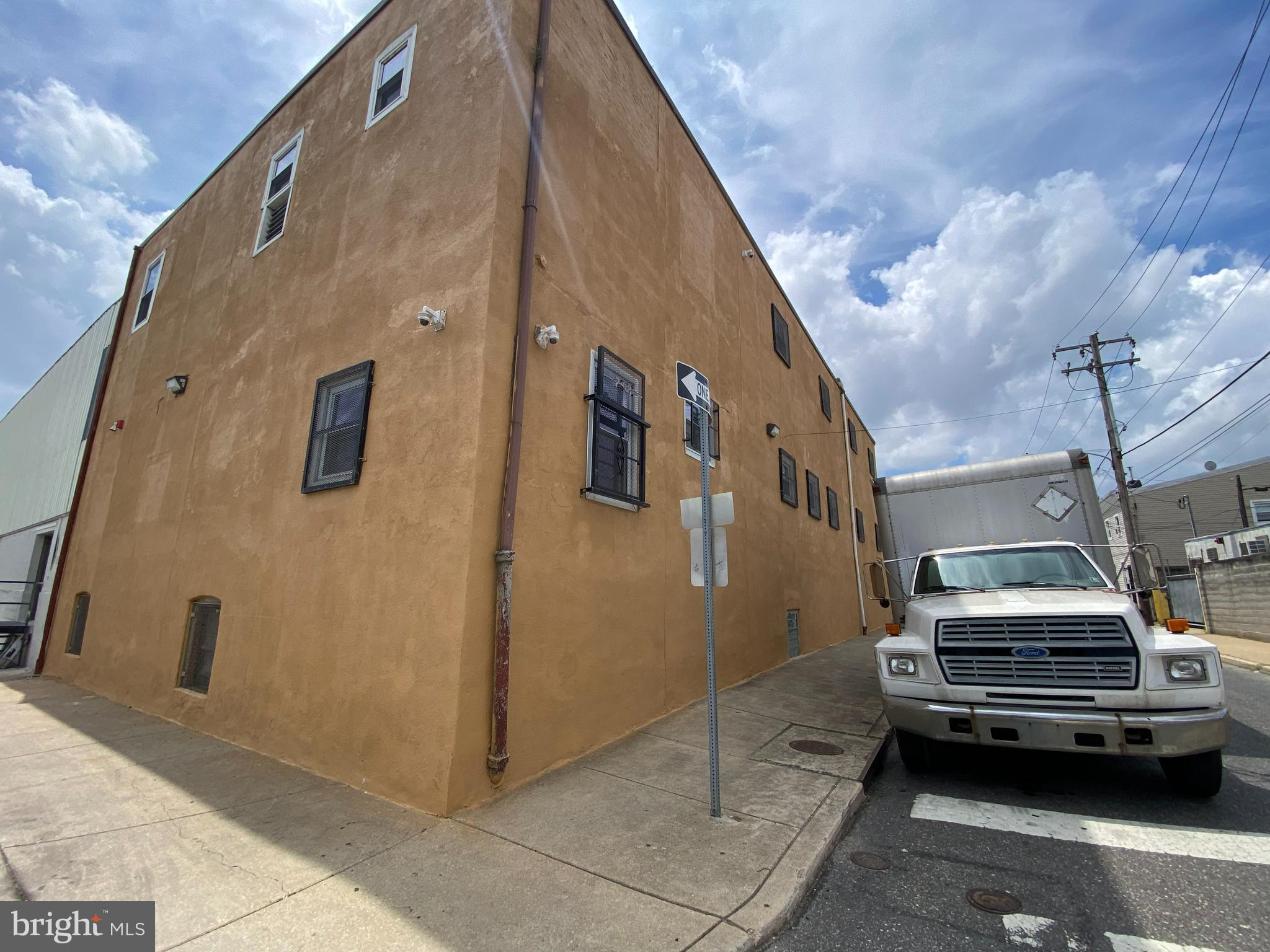 Two spacious garage units are available for lease, with direct street-facing access, high ceilings, and large openings for easy entry.
Unit Sizes:
Garage 1: 1,205.5 sq ft
Garage 2: 801 sq ft
Total Combined Area: 2,006.5 sq ft
These units can be leased together or separately, depending on your needs.
✅ Suitable for a variety of uses, including:
• Office space
• Showroom or product display
• Storage
• Online streaming/production studio
• Creative workspace, and more
Ample outdoor parking is available for tenants and visitors.