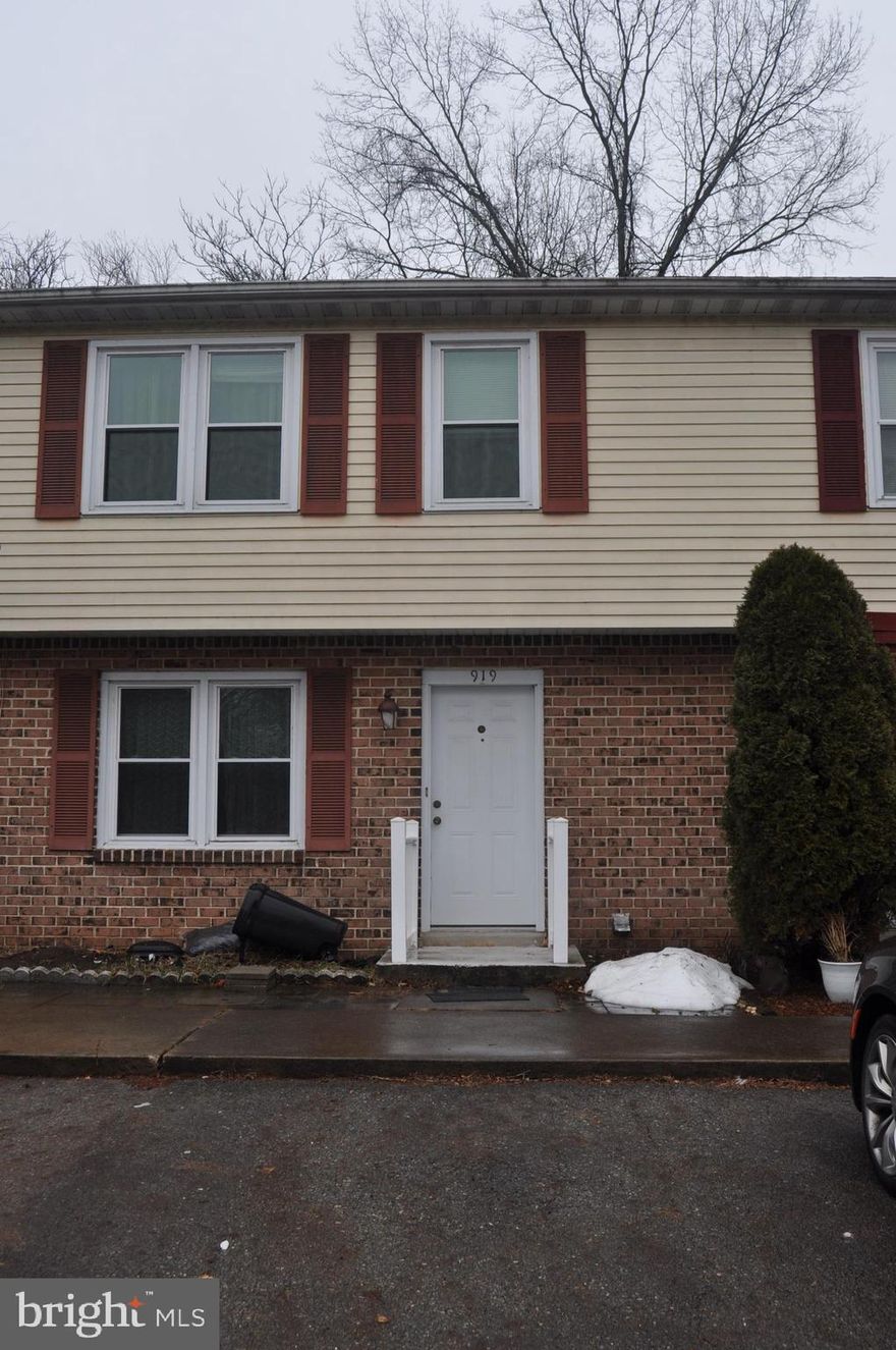 Cheaper than Rent. Three bedroom, 1 1/2 bath townhome with small partially fenced yard and attached storage shed/workshop. Offers great potential with a little TLC.  Main roof renewed in 2019, and water heater replaced in 2024.  Two parking spots directly in front of home. 
Includes appliances and contents remaining in attached shed.
Note:  Offer deadline Tuesday, March 3rd at 6pm.  Offers to be reviewed Wednesday March 4th.