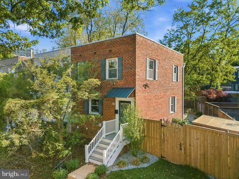 Photo of 232 Tennessee Avenue, ALEXANDRIA, VA 22305 (MLS # VAAX2055306)