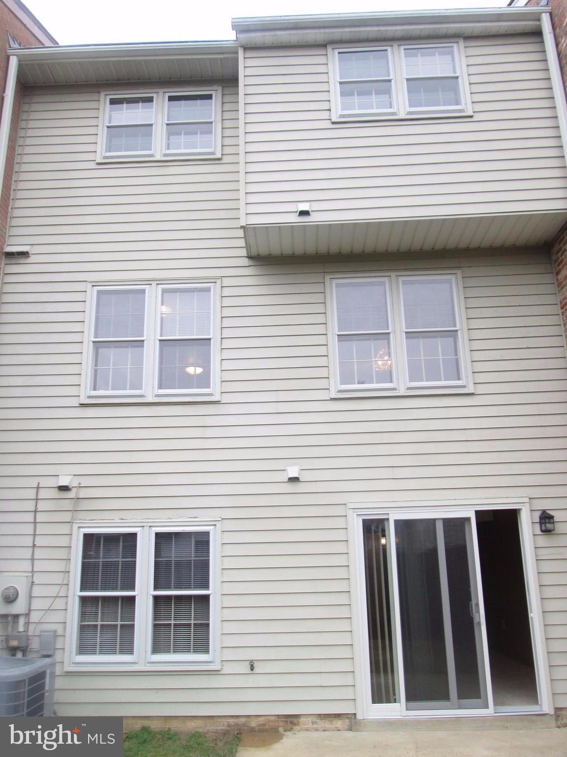 WILLIAMSBURG SQUARE - Residential Lease