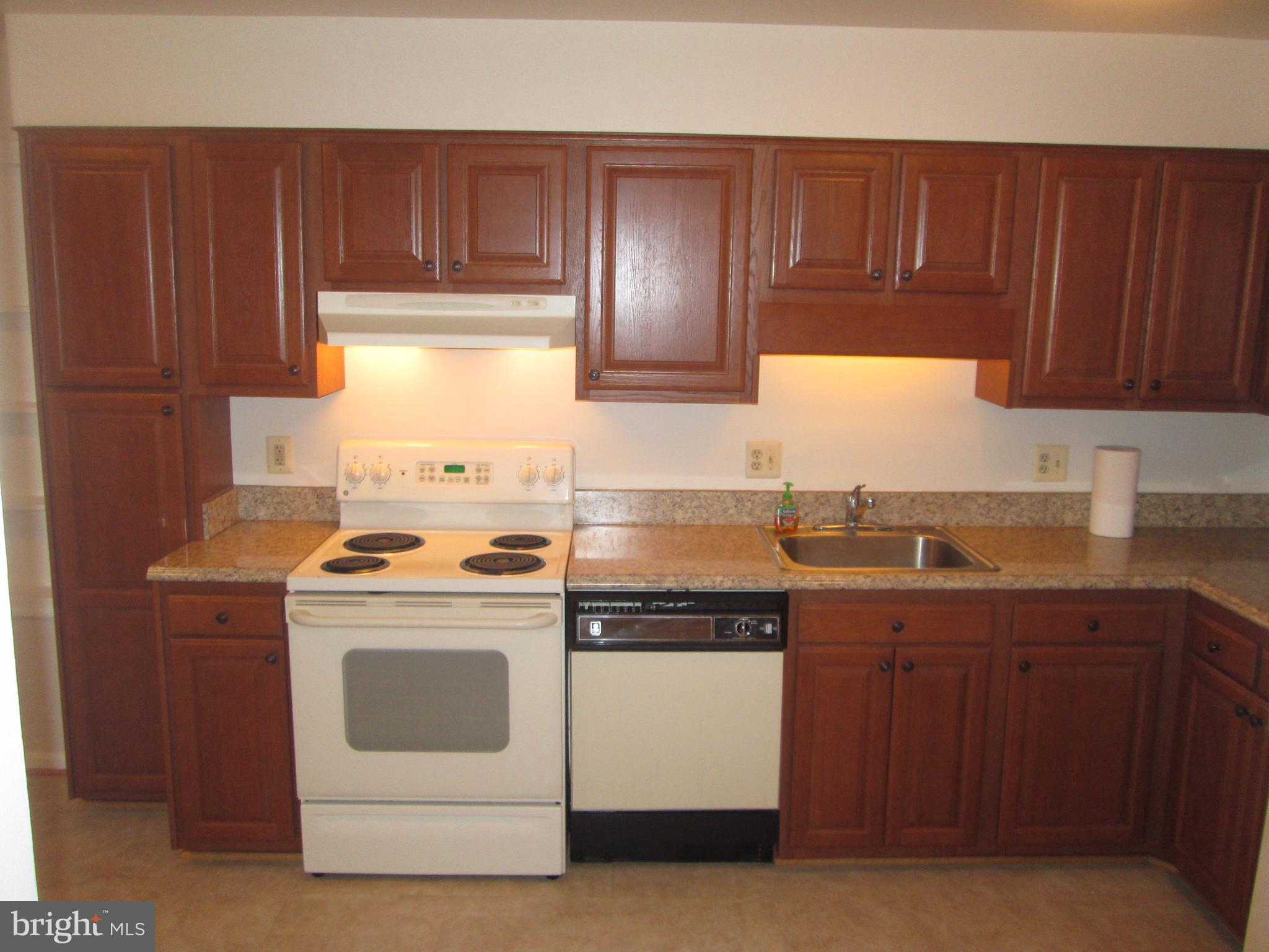 WILLIAMSBURG SQUARE - Residential Lease