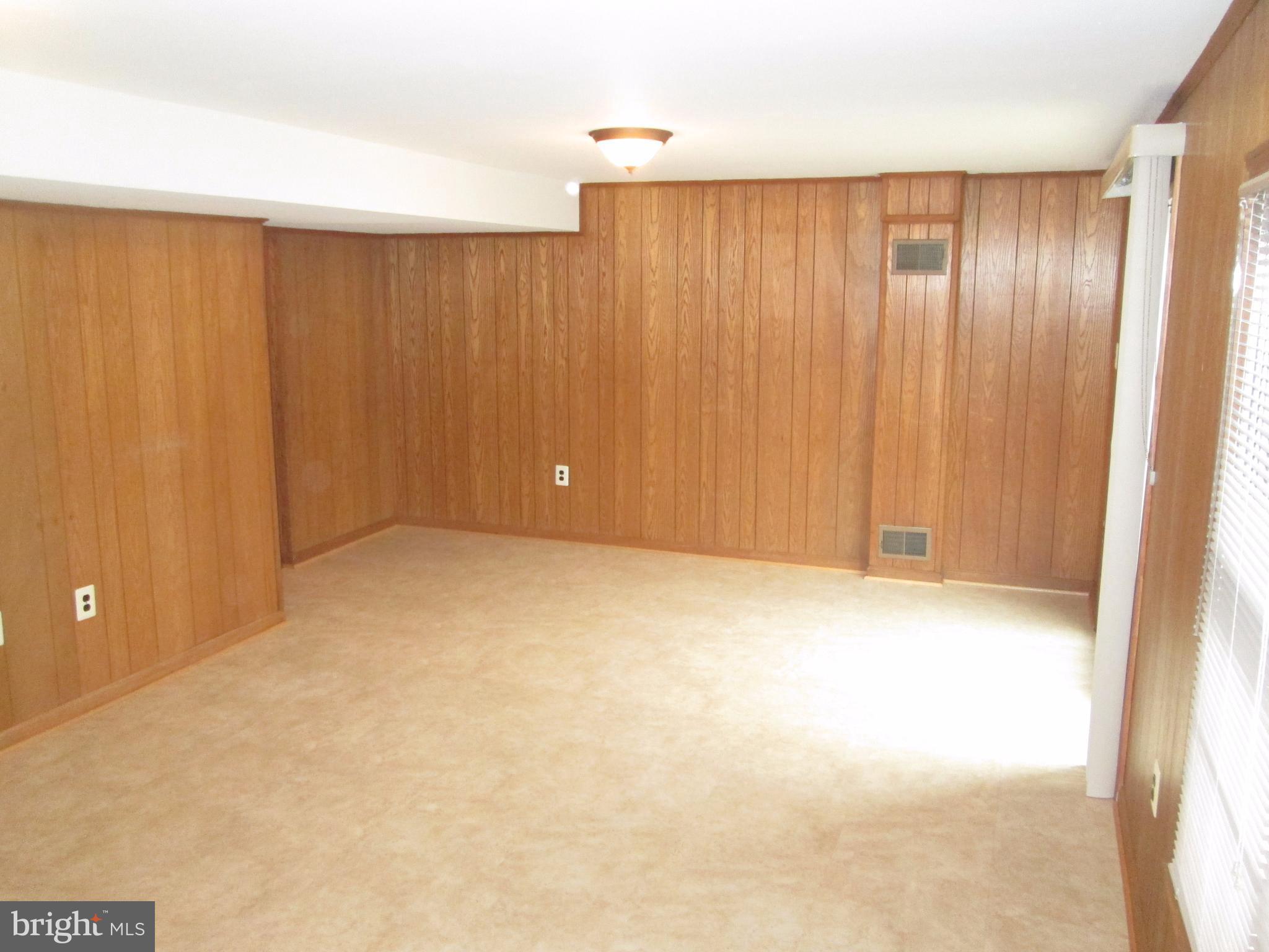 WILLIAMSBURG SQUARE - Residential Lease