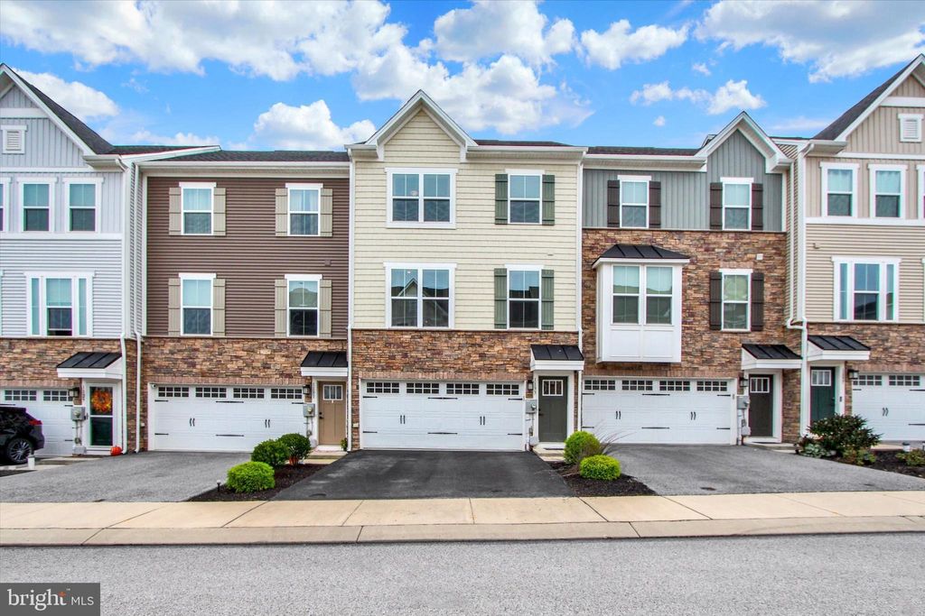 Photo of 1133 Rosecroft Lane, YORK, PA 17403 (MLS # PAYK2090916)