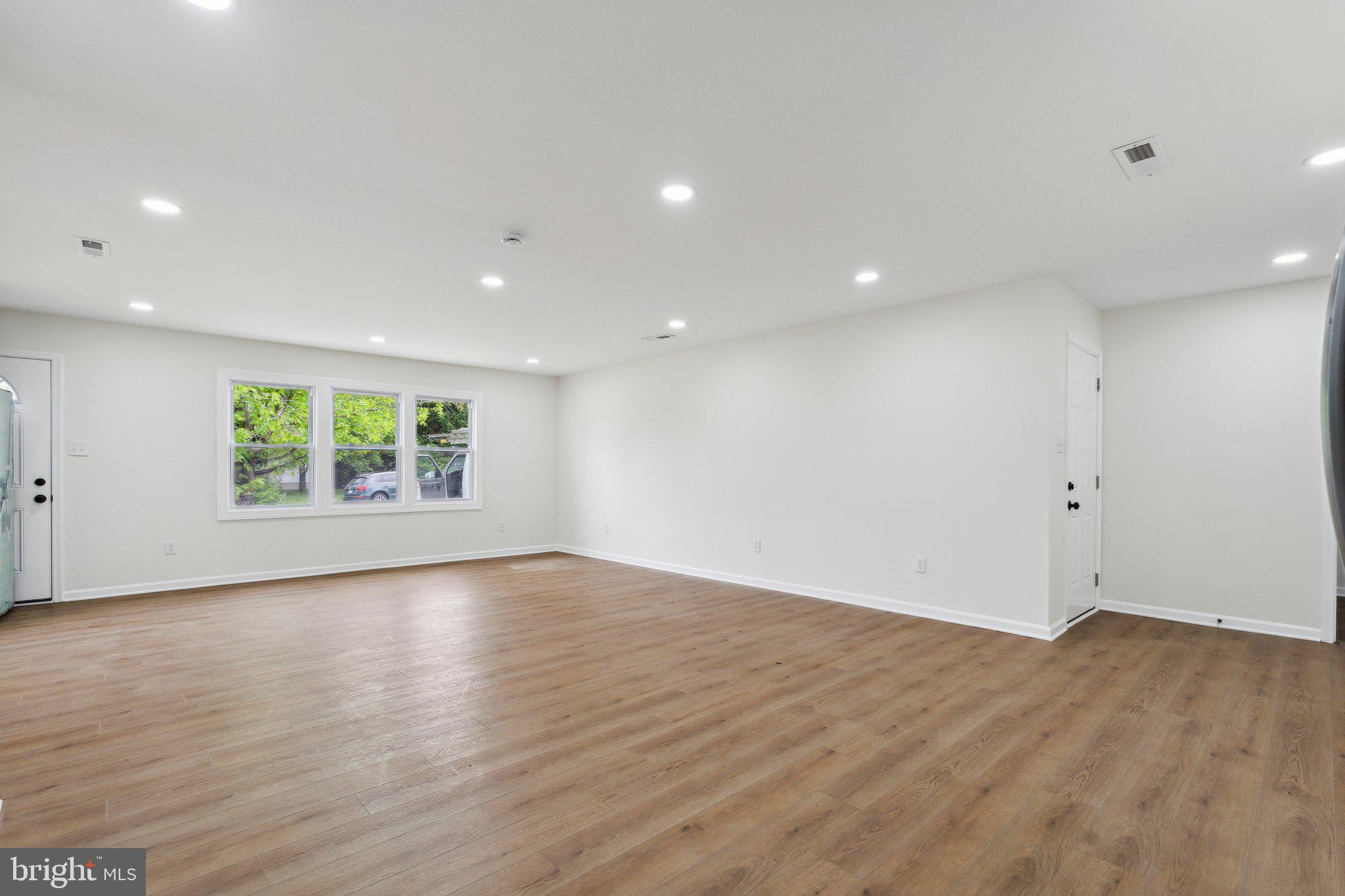 LAKEWOOD MANOR - Residential