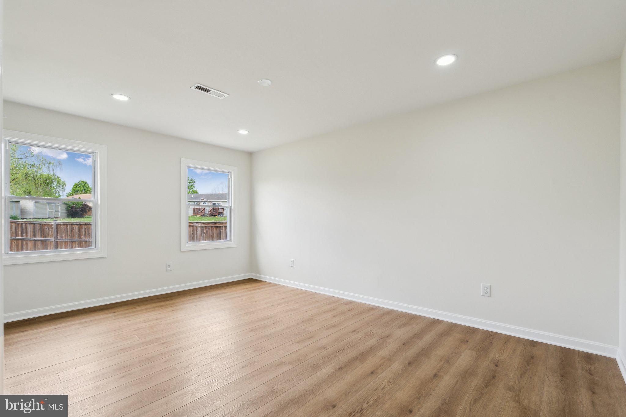 LAKEWOOD MANOR - Residential