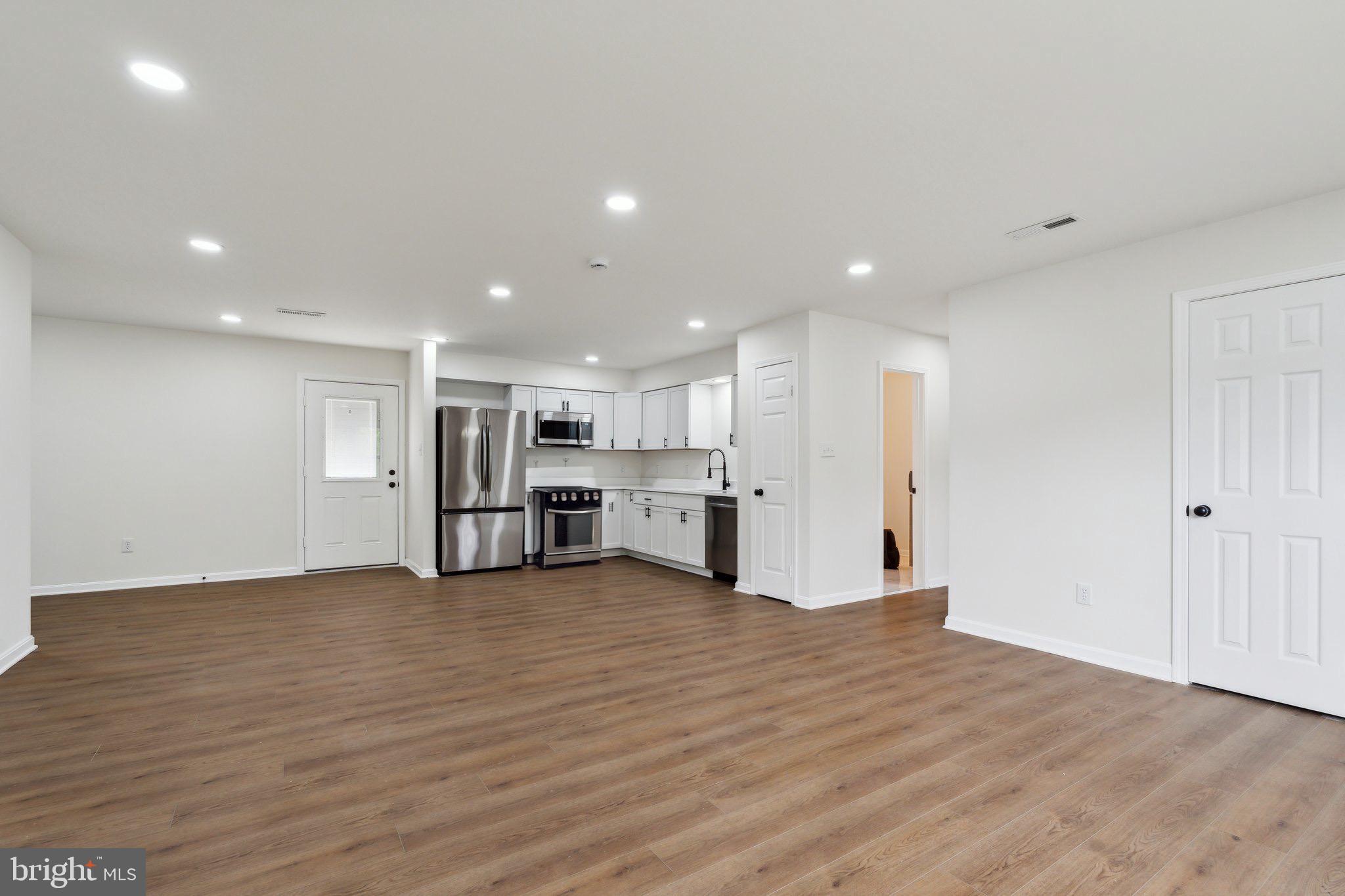 LAKEWOOD MANOR - Residential