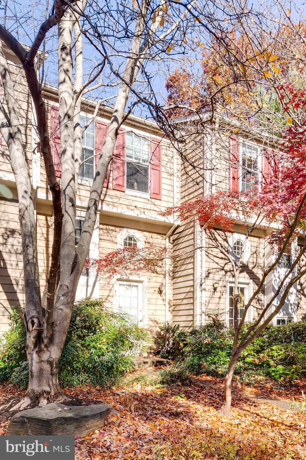 1589 WOODCREST DRIVE